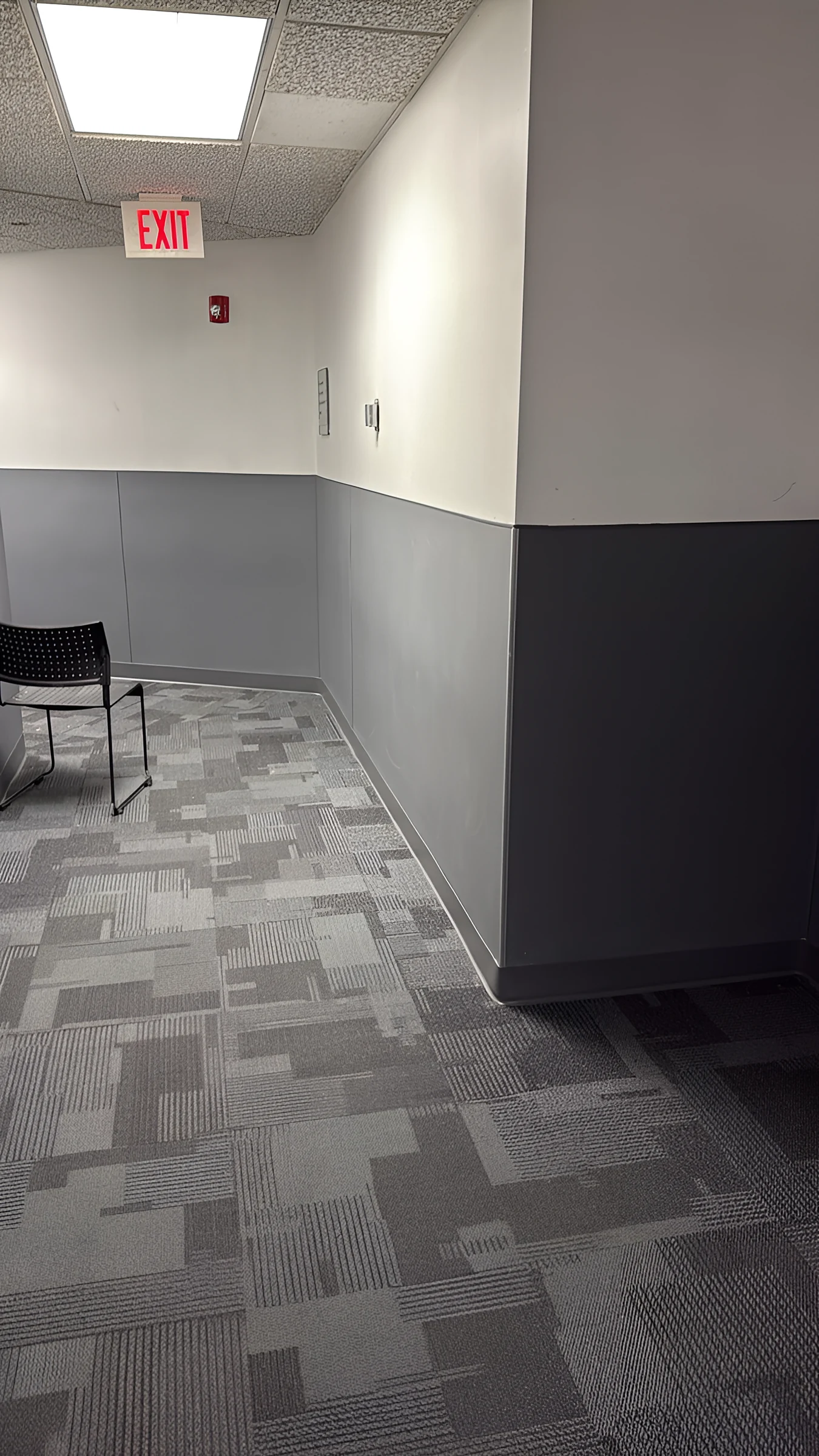 Un pasillo que conduce a las salas del salón
