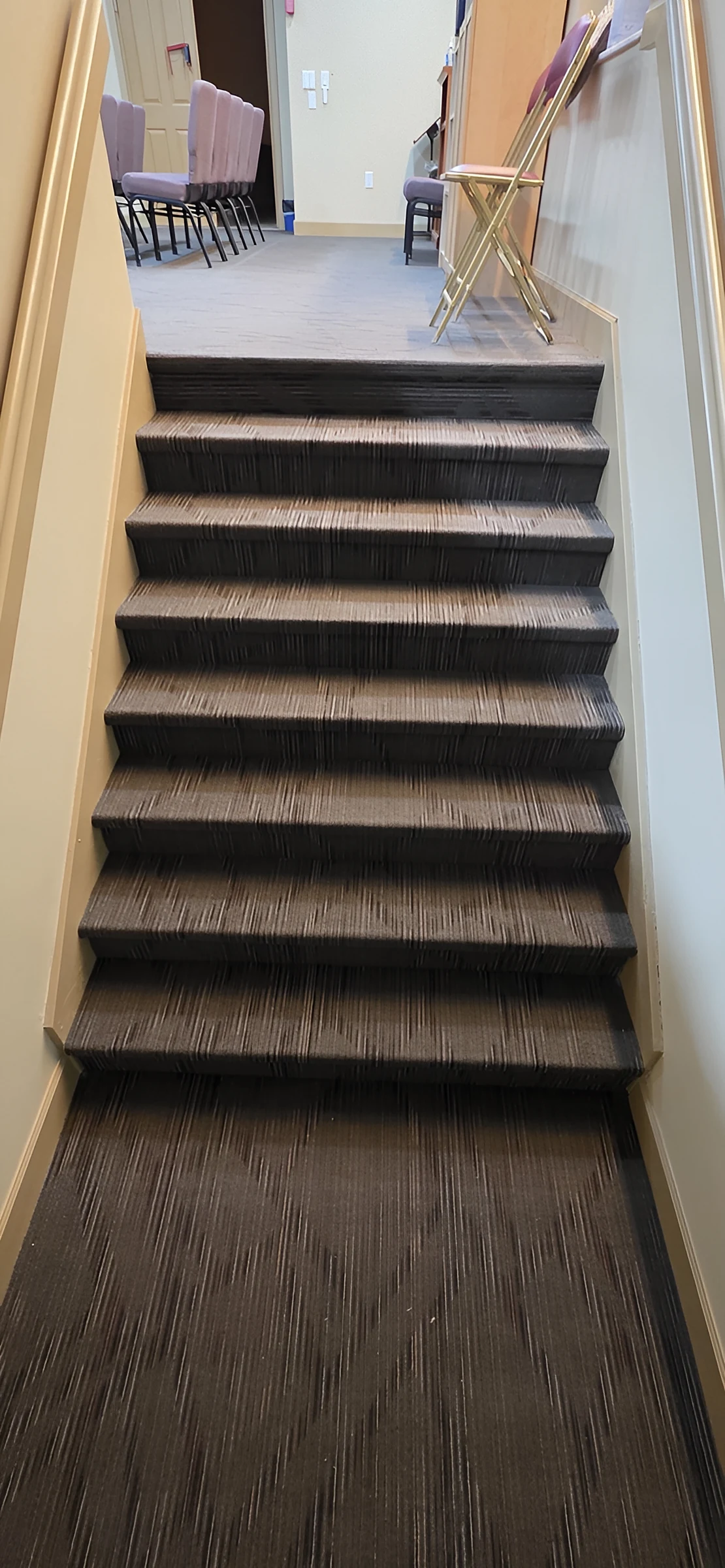 Escaleras alfombradas hacia el balcón