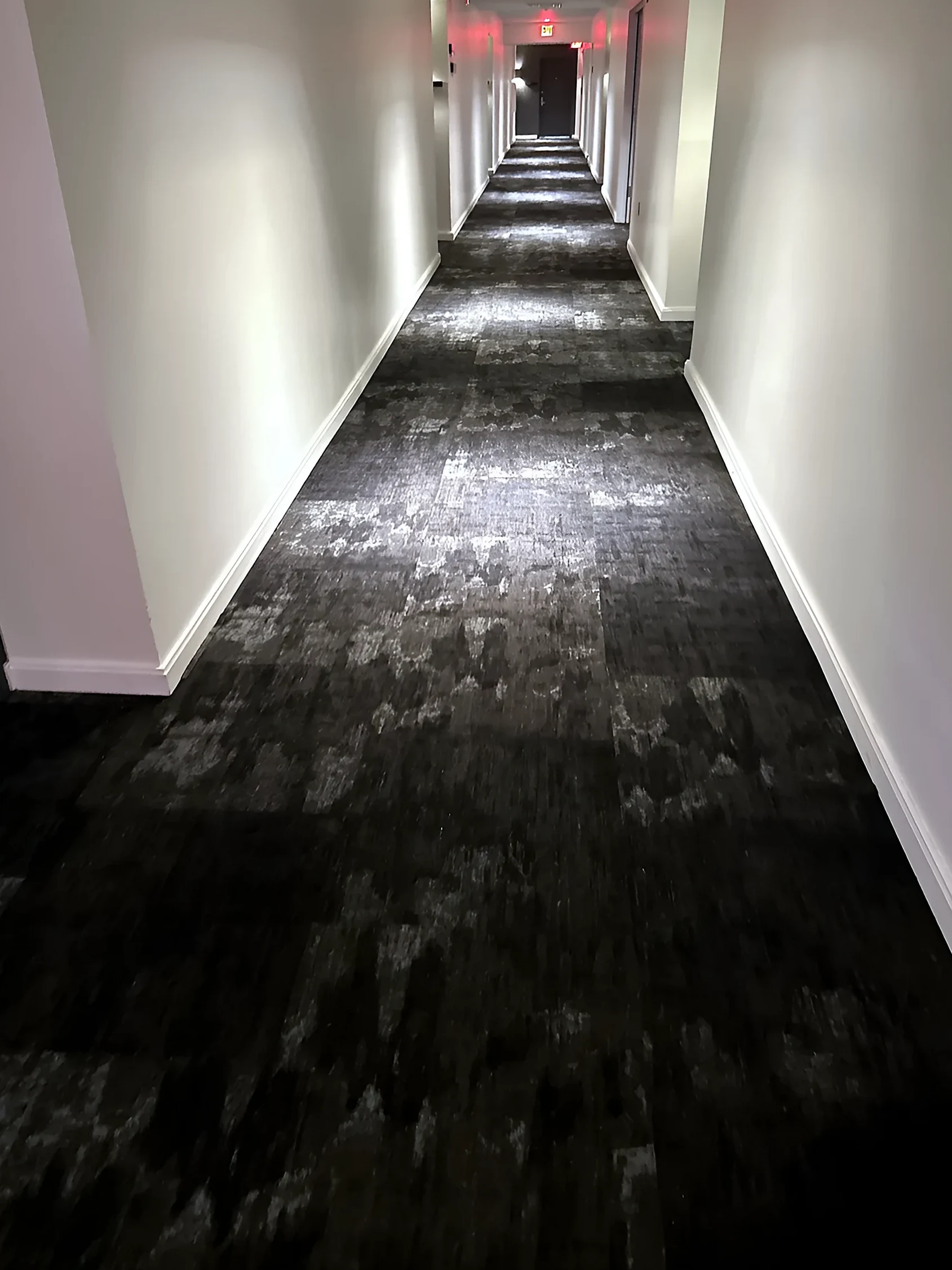 Pasillo de la East Tower con alfombra Round Midnight