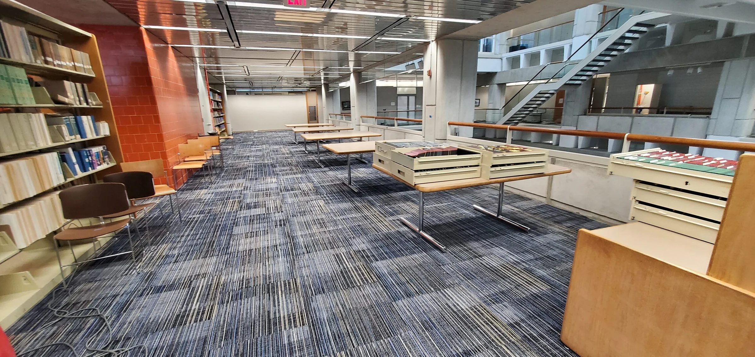 Piso de biblioteca con alfombra nueva entre las estanterías
