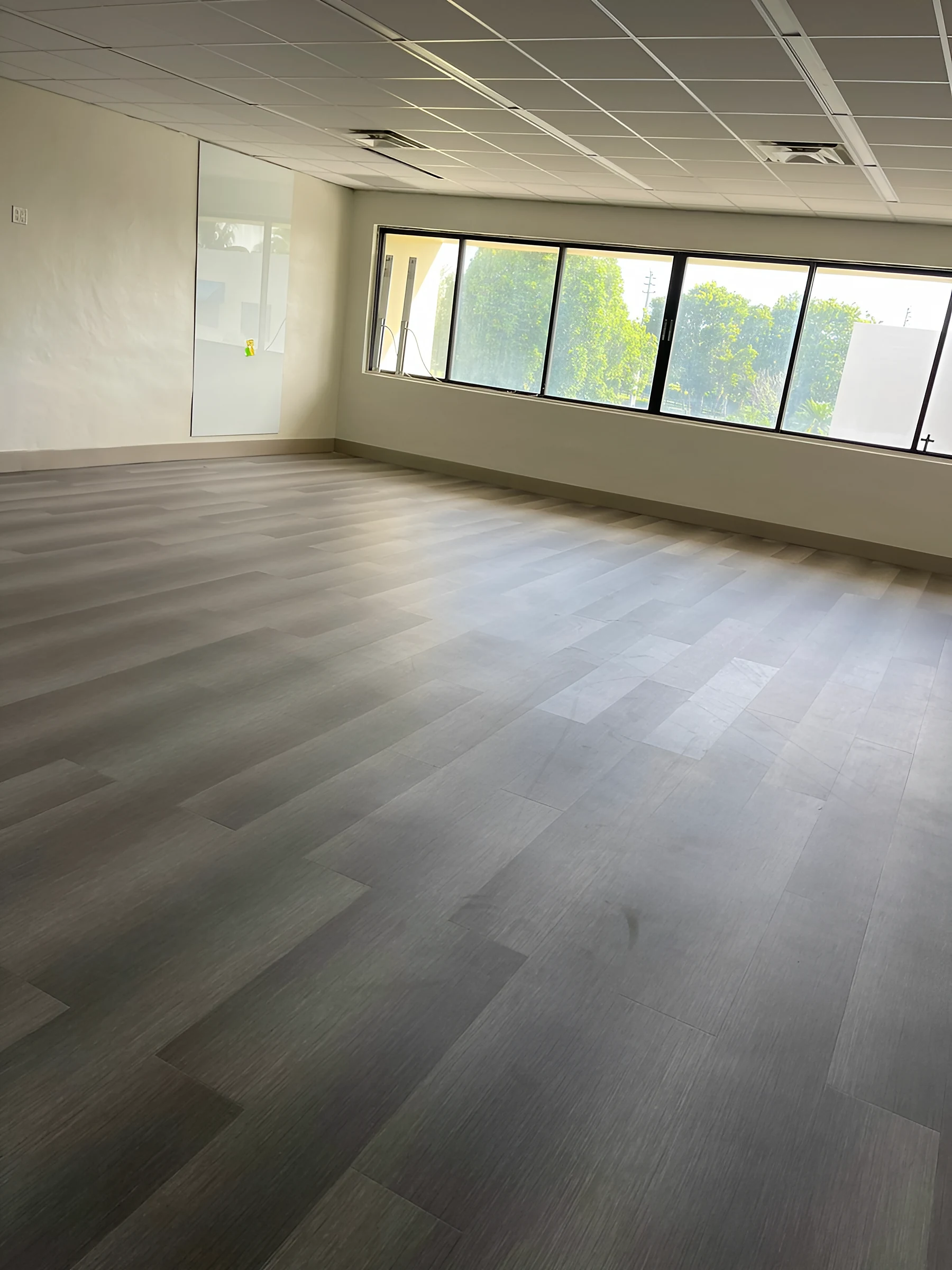 Aula con tablón gris y ventanas