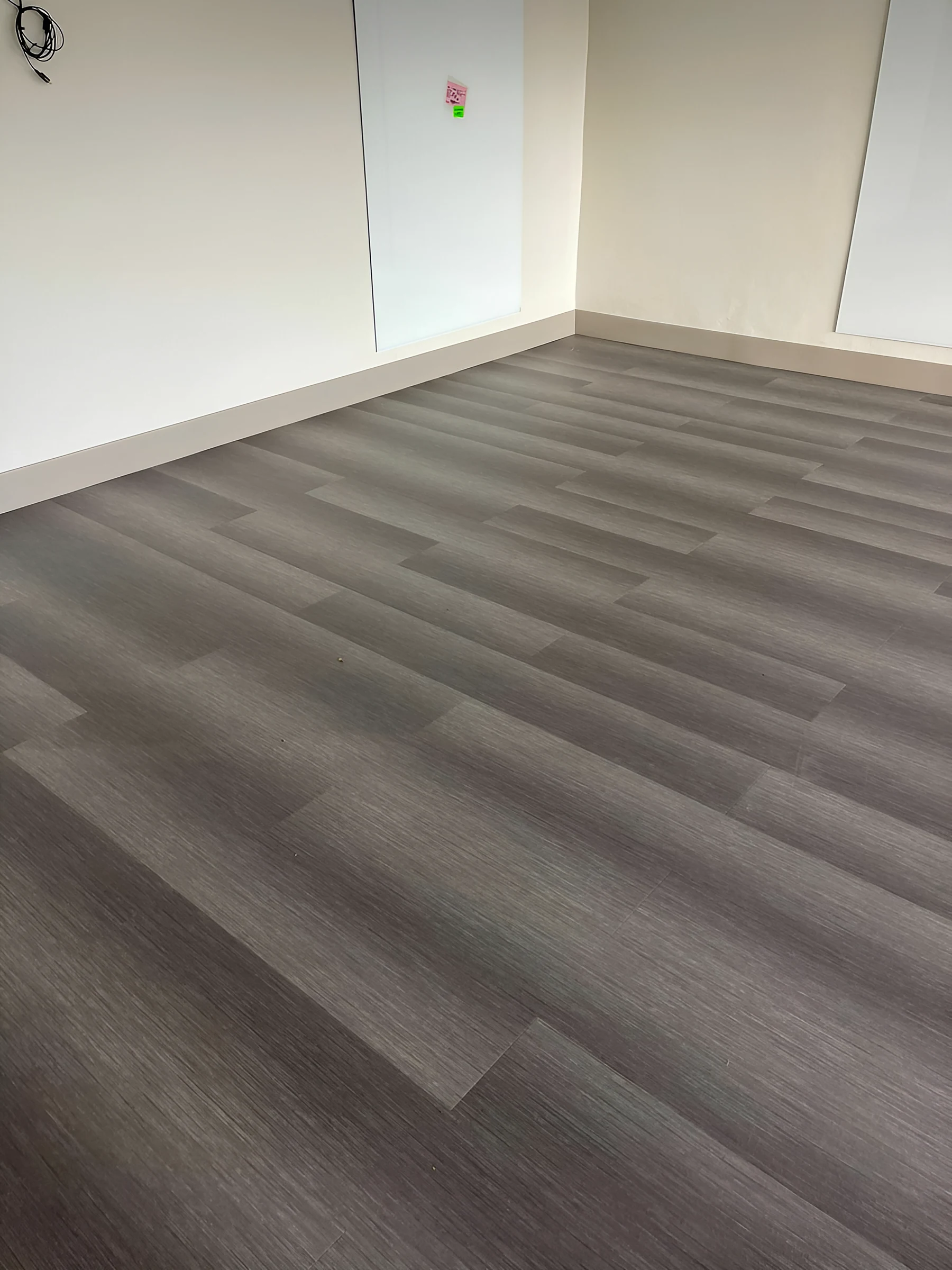 Un aula terminada, lista para el mobiliario