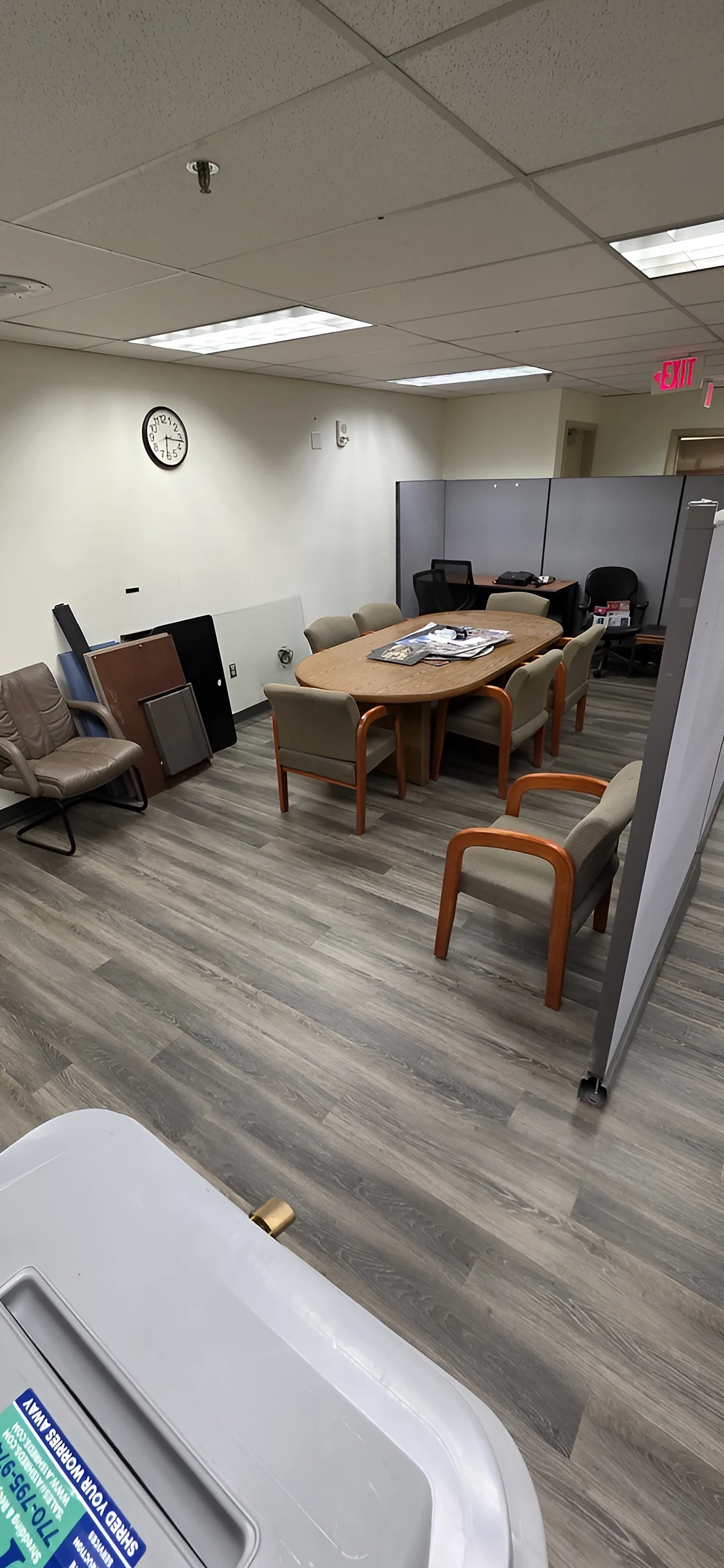 Una sala de conferencias de nuevo en uso sobre el piso nuevo