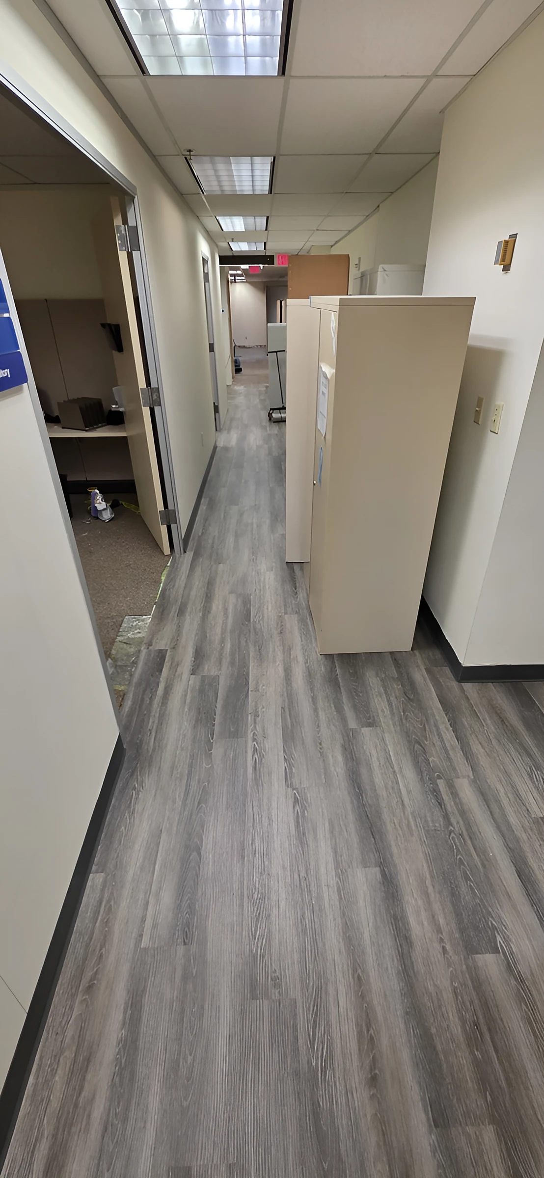 Un pasillo de oficinas