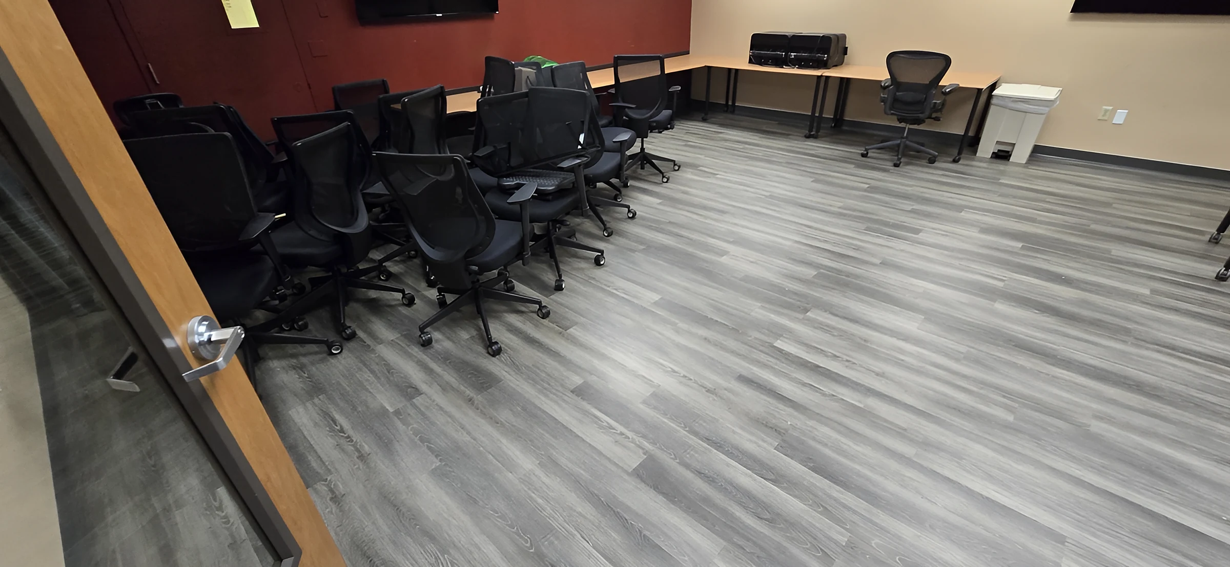 Una sala de capacitación terminada en vinilo gris con aspecto de madera