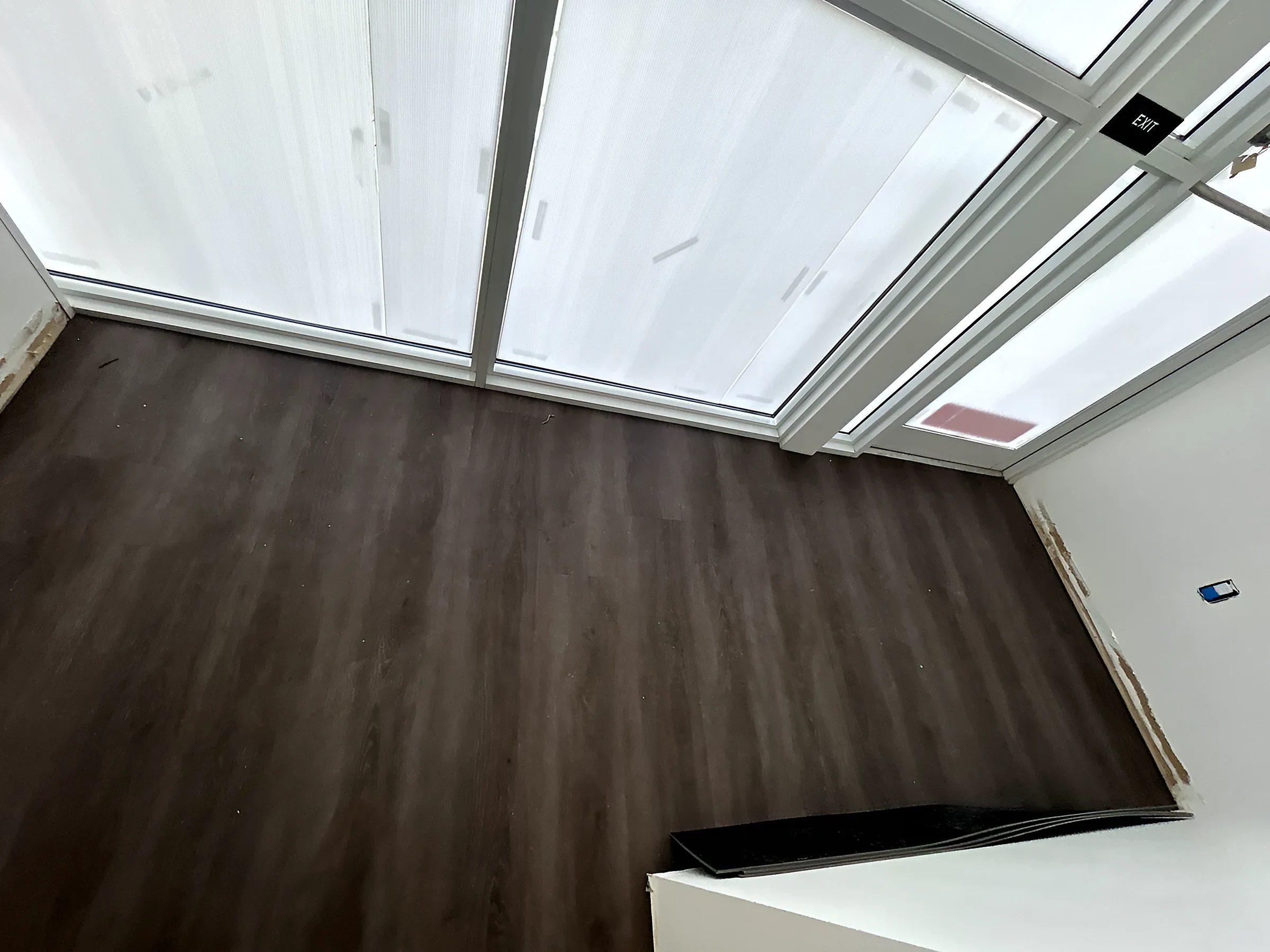 LVT tipo madera en una oficina de la sucursal Flagler
