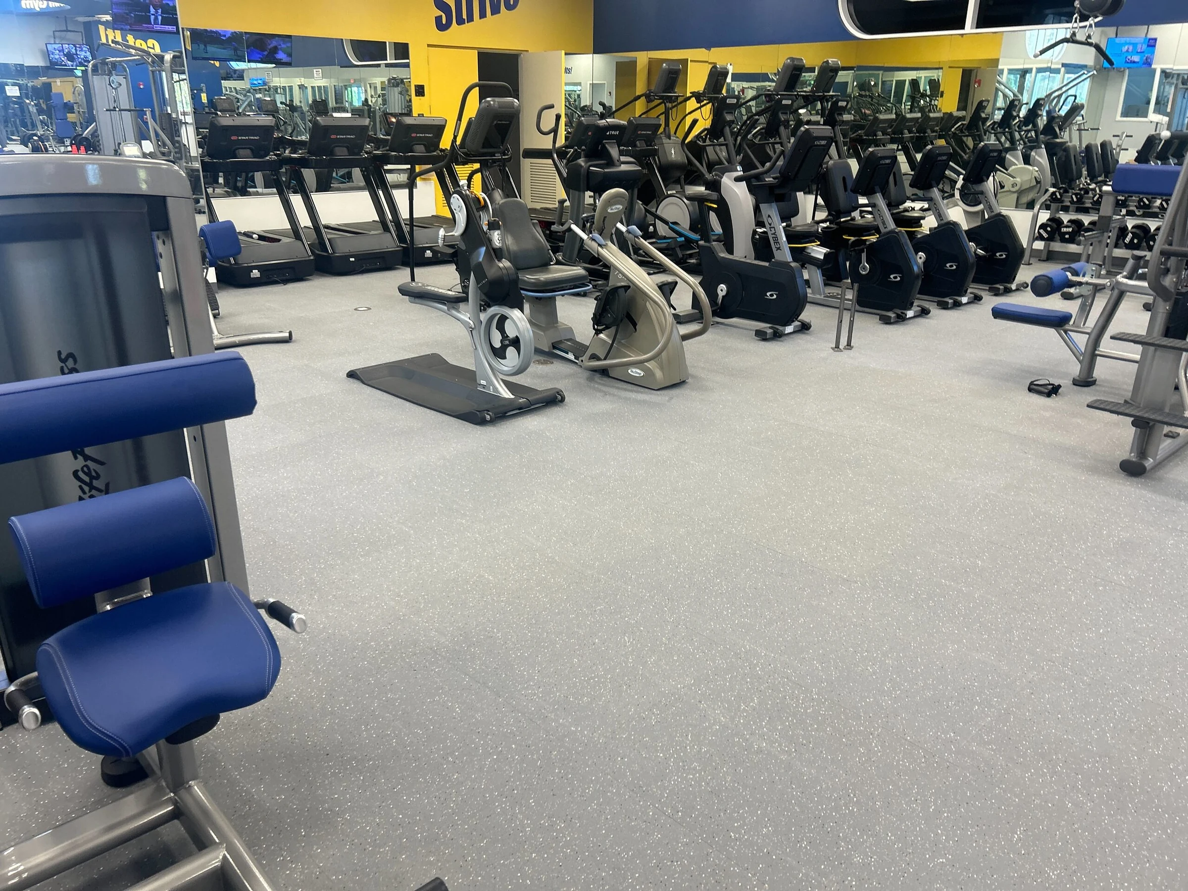 Gimnasio con loseta de caucho gris