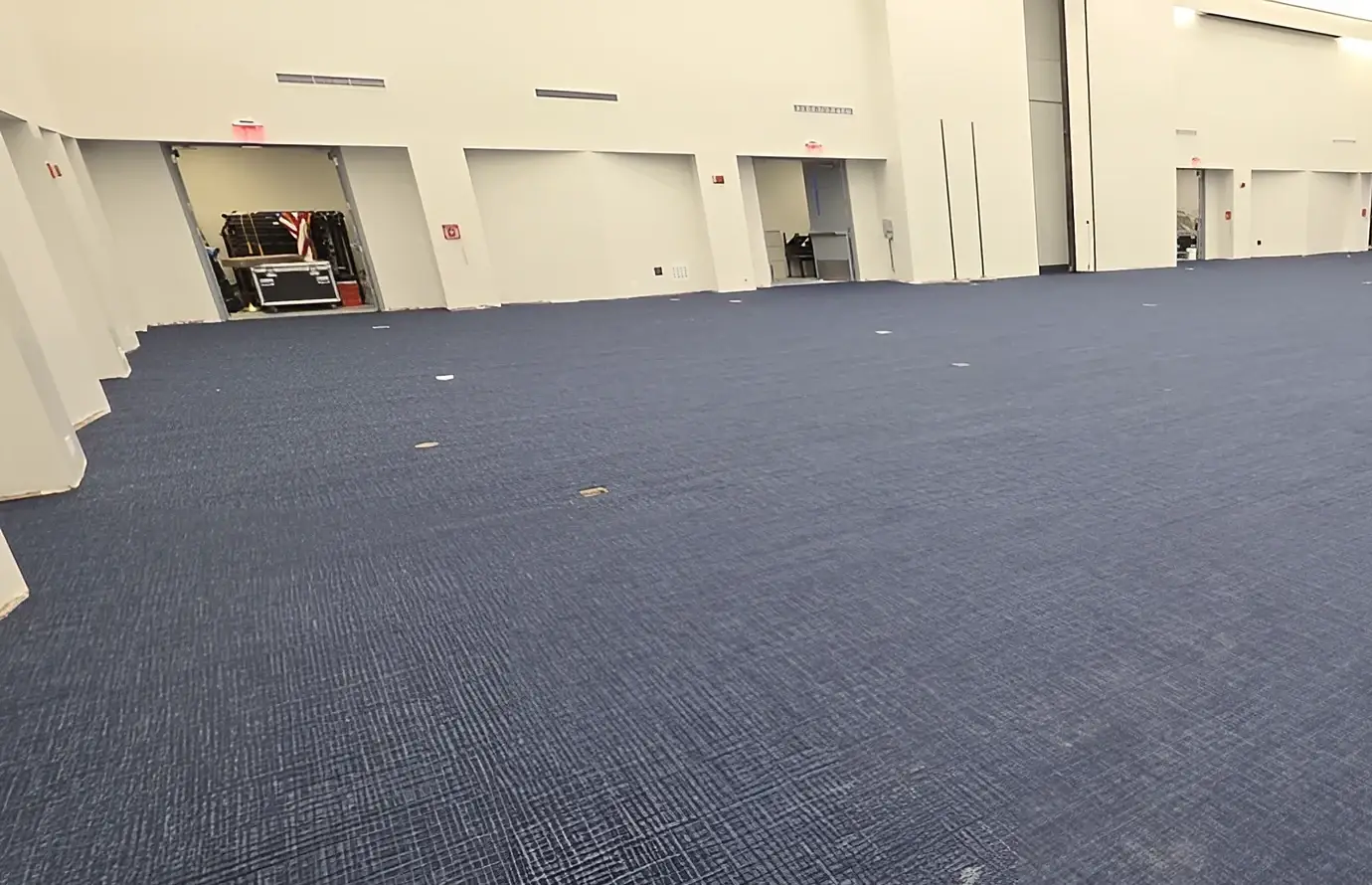 Sala de conferencias con alfombra en tablones azul rey