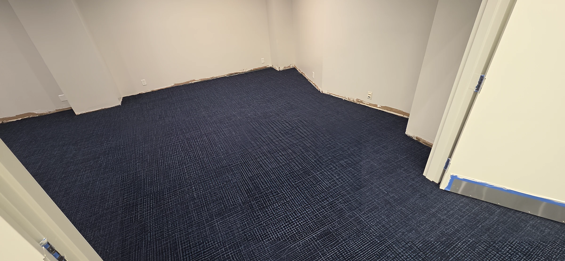 Un aula con la alfombra nueva