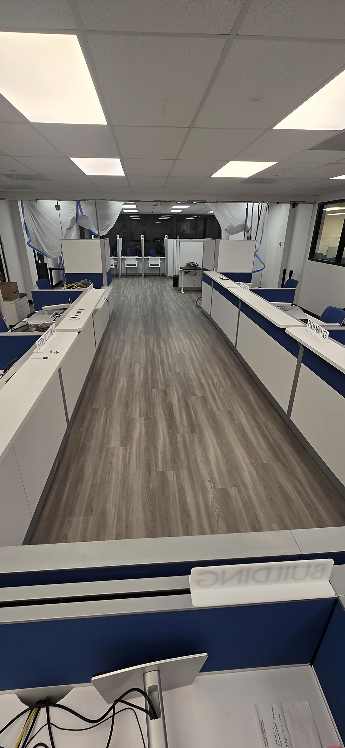 Un largo pasillo entre estaciones de trabajo