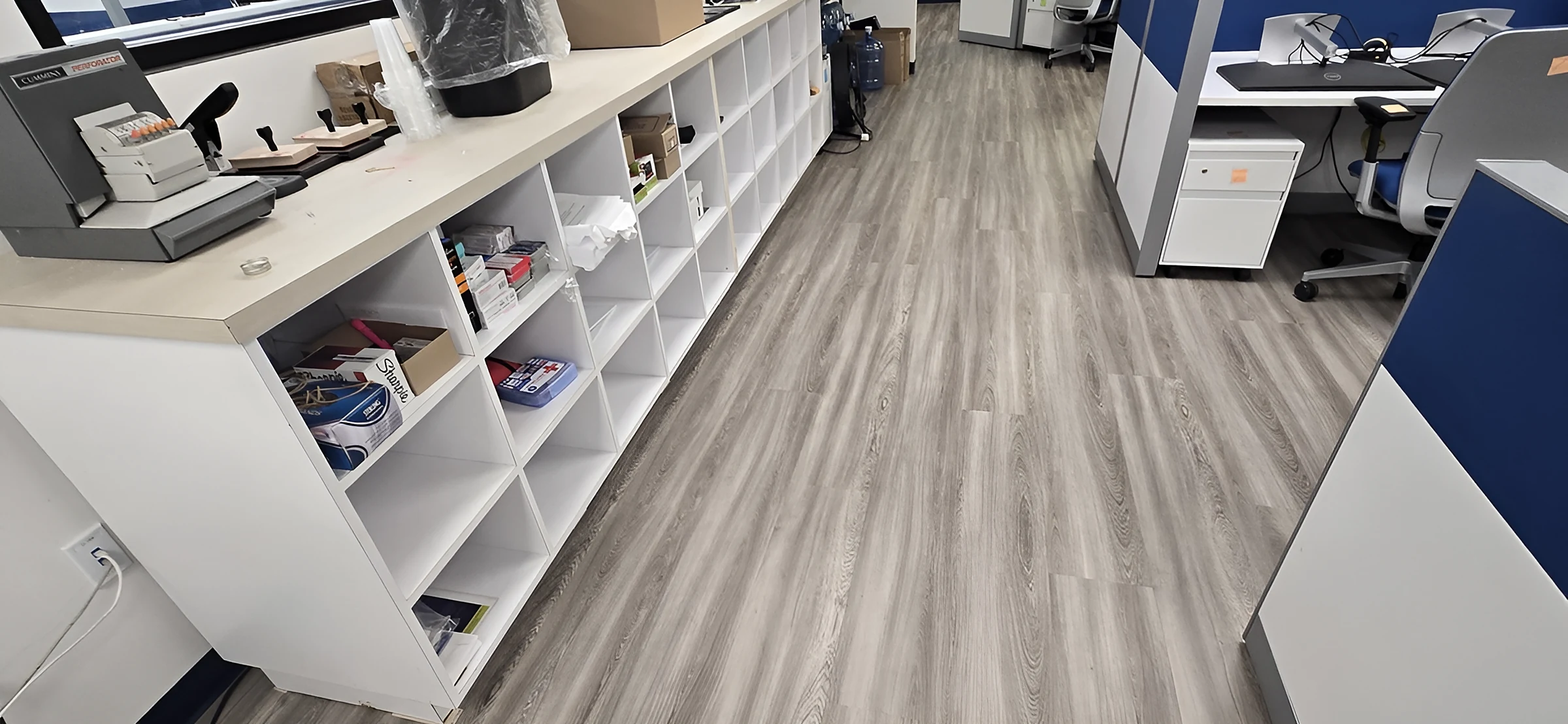 Mostradores de almacenamiento sobre el piso nuevo