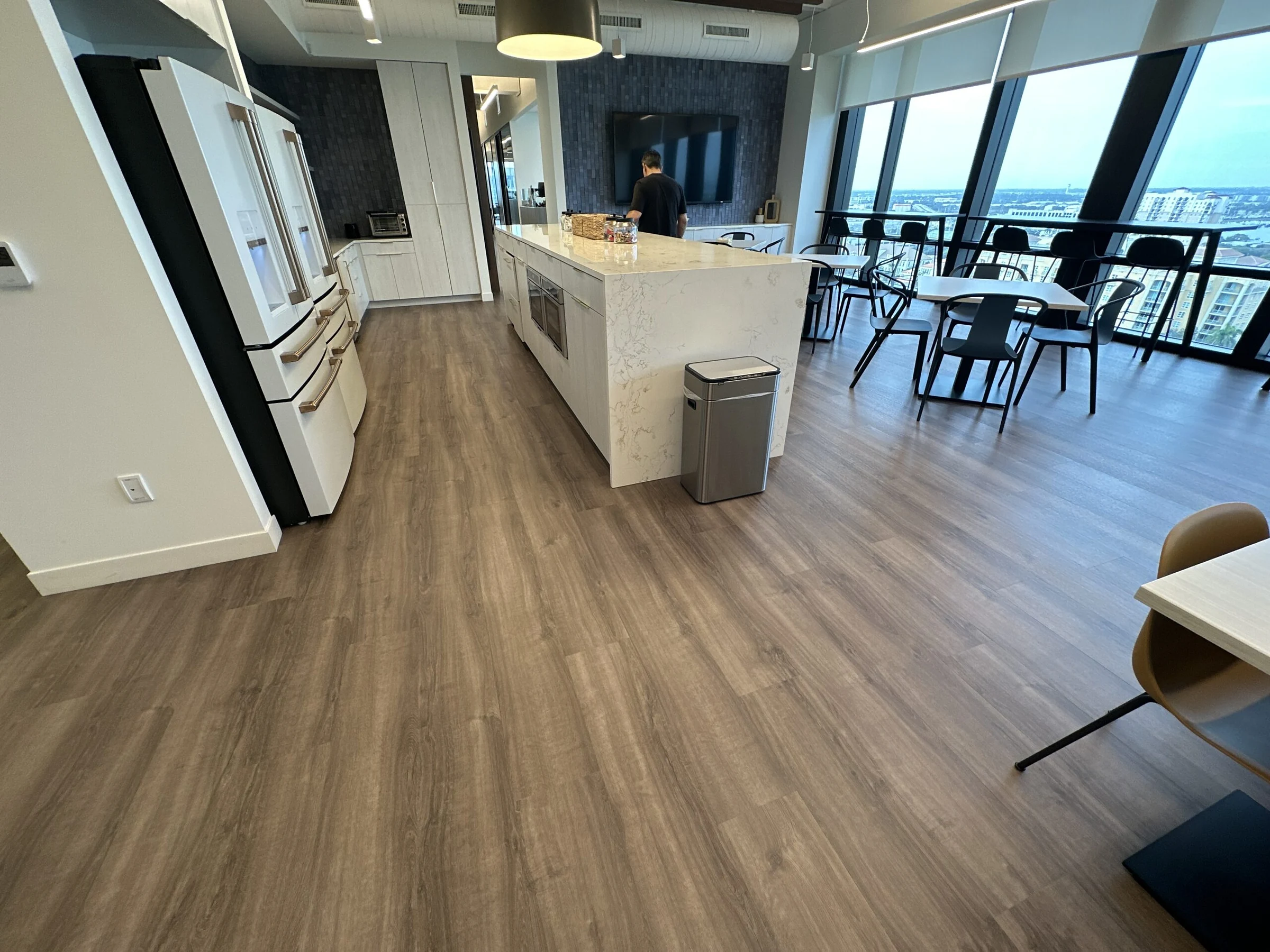 La cafetería y la cocina junto a la pared de ventanas