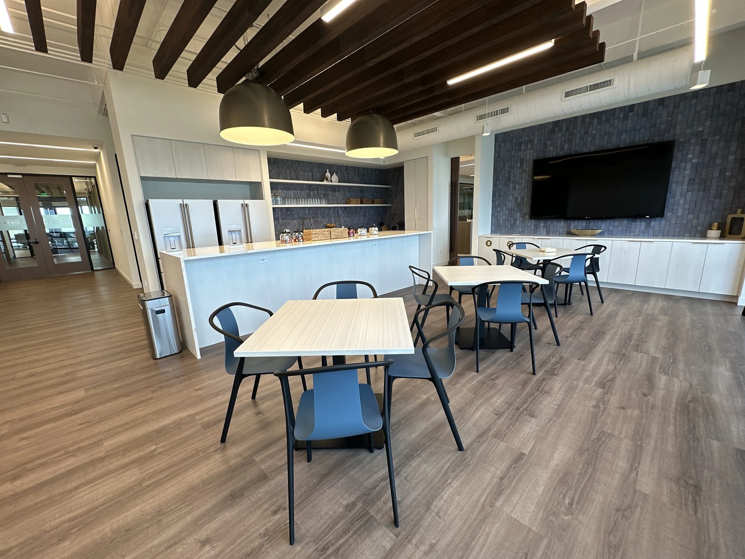 Cafetería de oficina sobre tablón con apariencia de madera