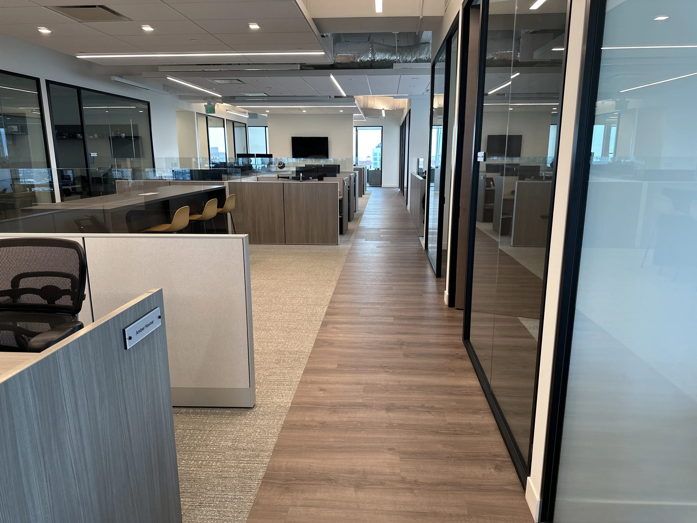 Oficinas privadas a lo largo del pasillo