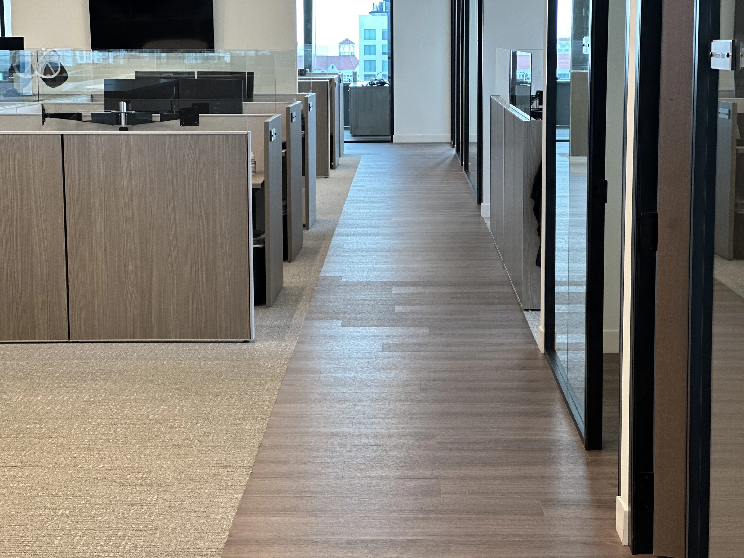 El piso de oficinas abiertas