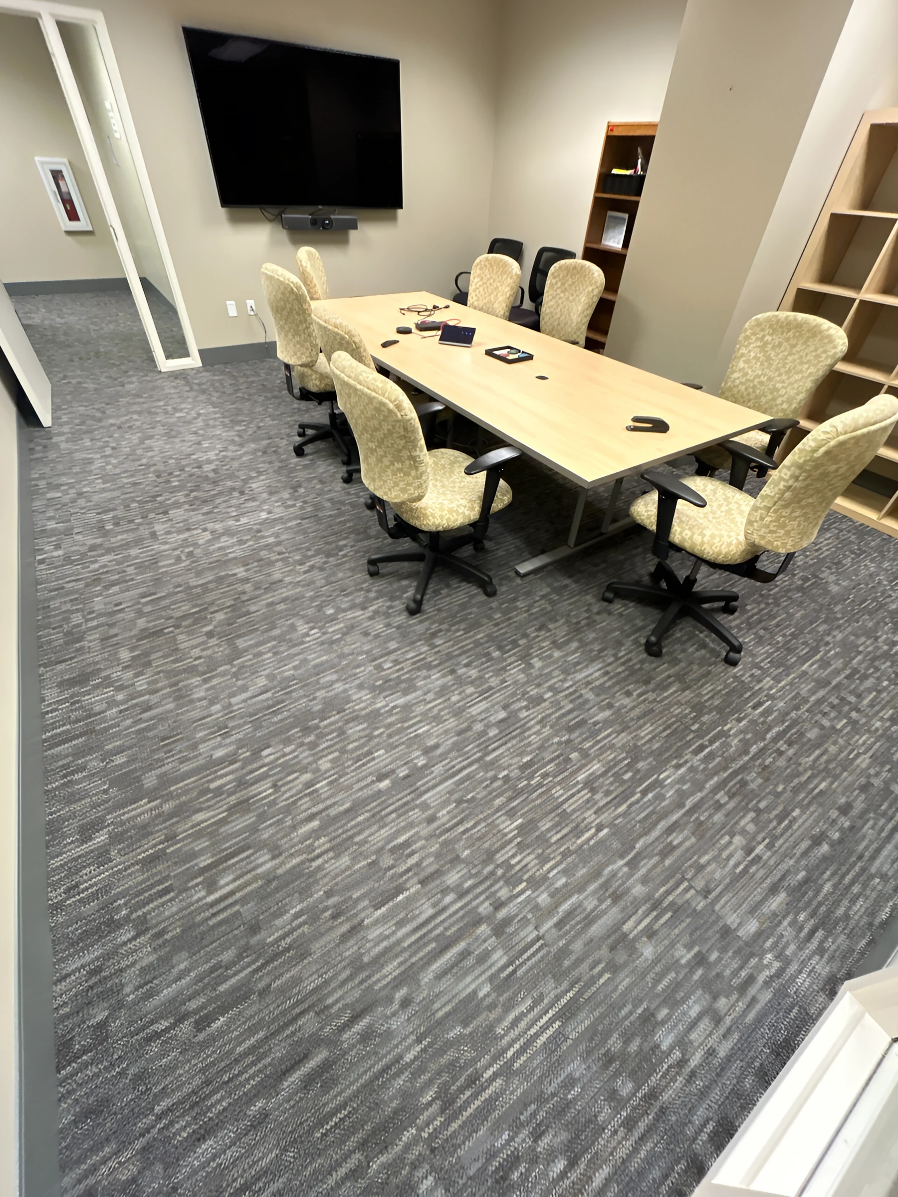 Sala de conferencias con nuevos tablones de alfombra