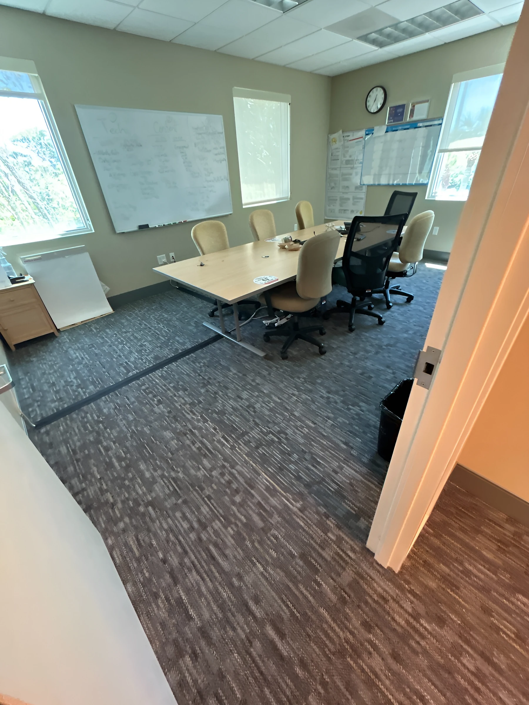 Una sala de reuniones con ventanas hacia el campus