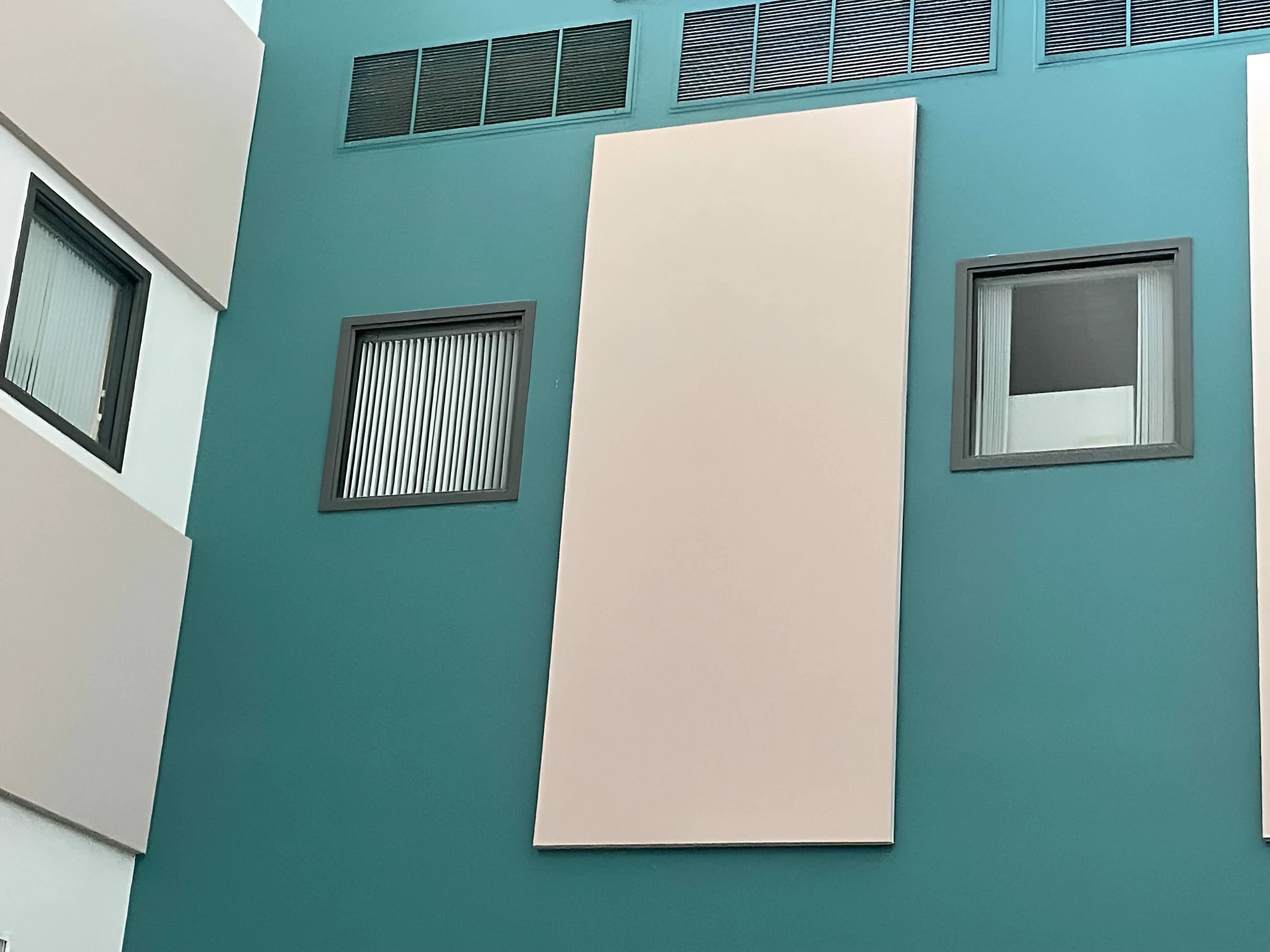 Un panel colocado entre las ventanas superiores