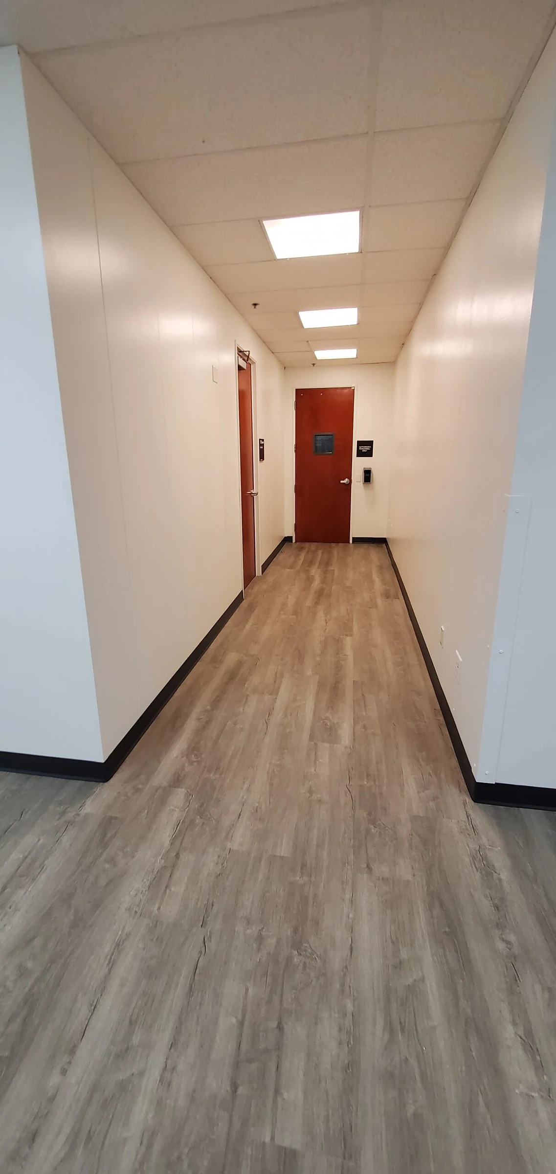 El tablón frente a las puertas de las oficinas