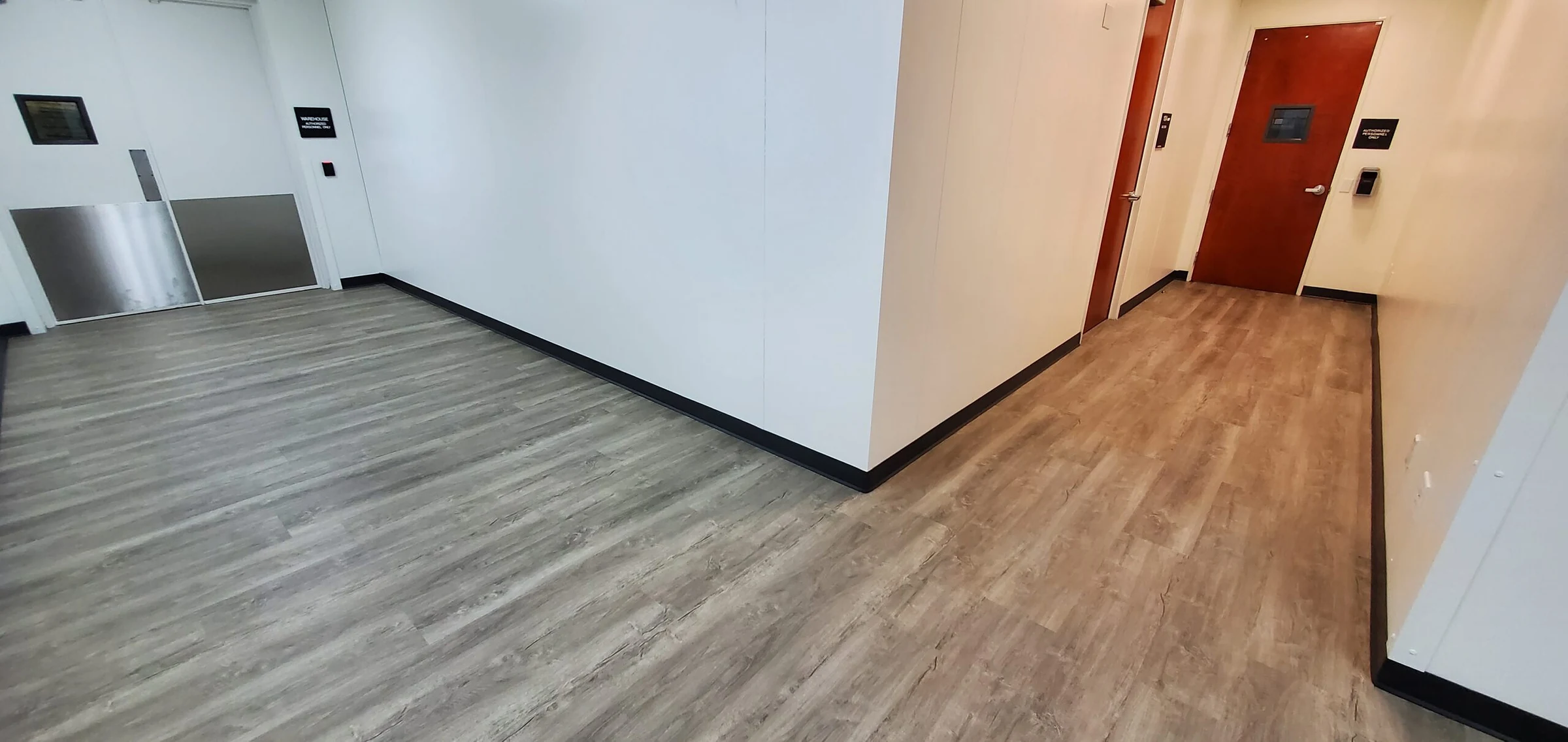 Pasillo con tablón claro con apariencia de madera