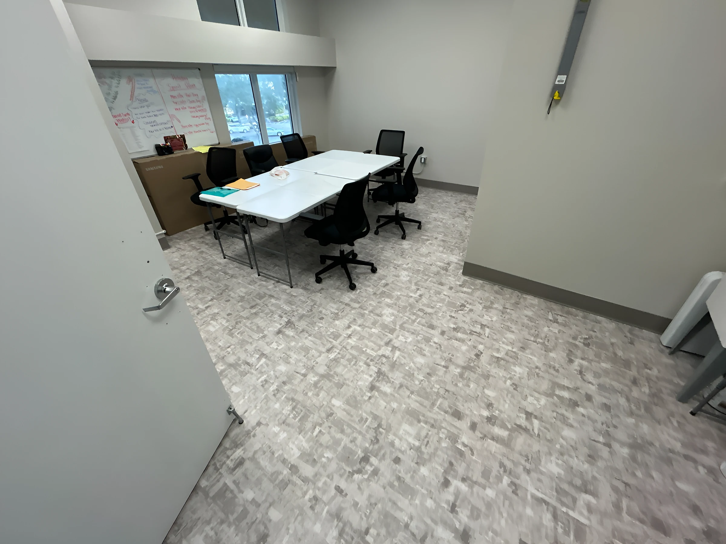 Una sala de reuniones con alfombra estampada