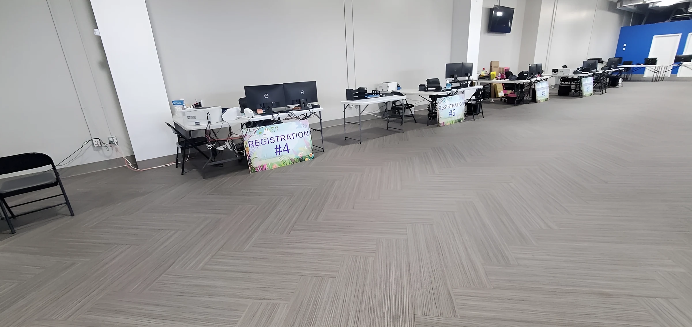 Estaciones de trabajo sobre la alfombra nueva