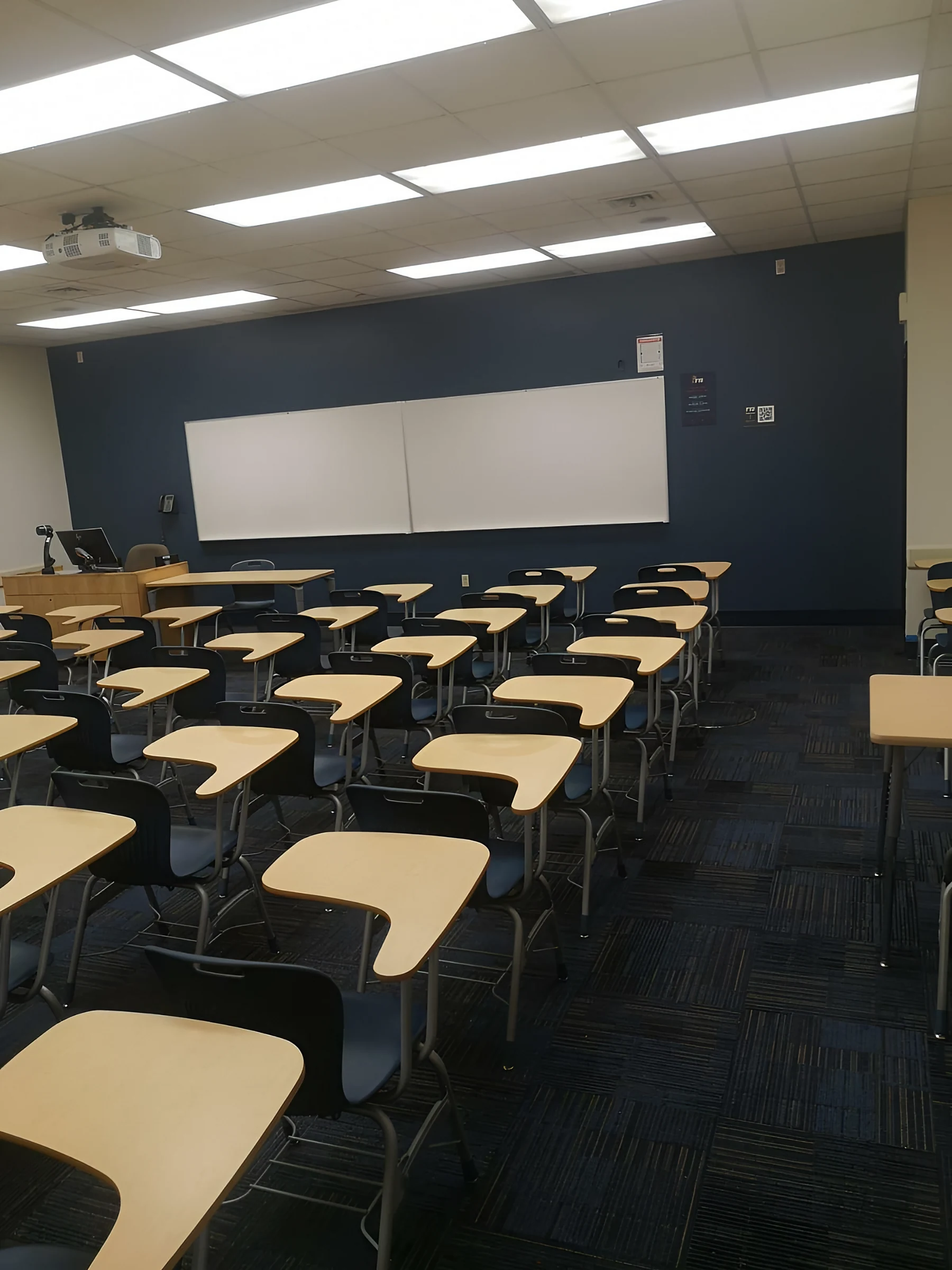 Un aula de cara a la pizarra