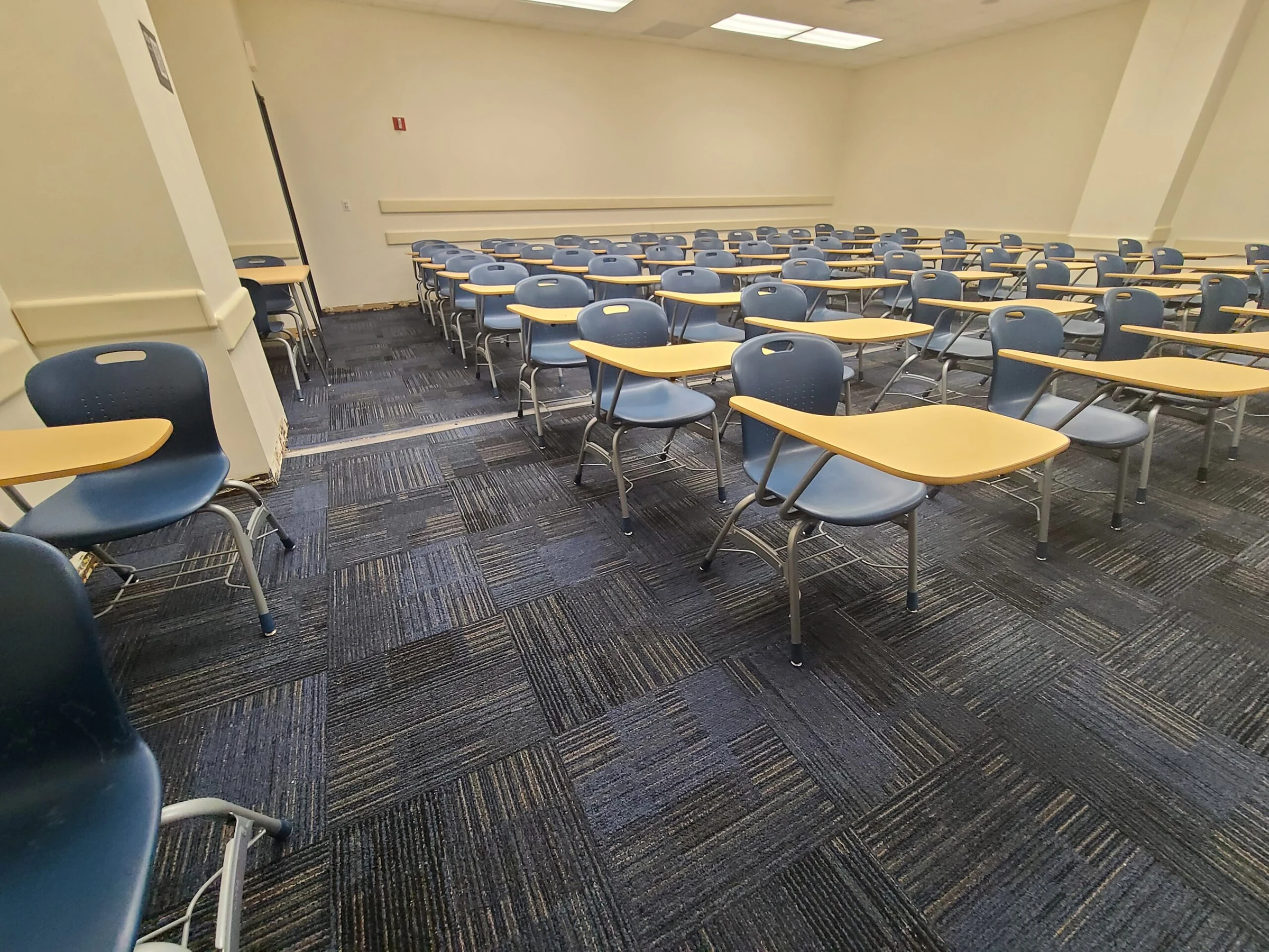 Salón de clases con nueva loseta de alfombra