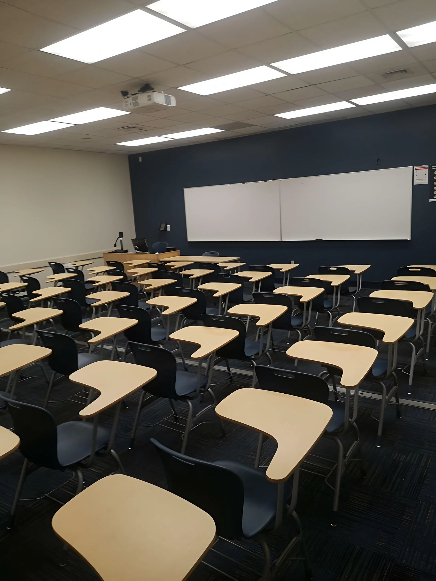 Un aula magna después de reinstalar el mobiliario