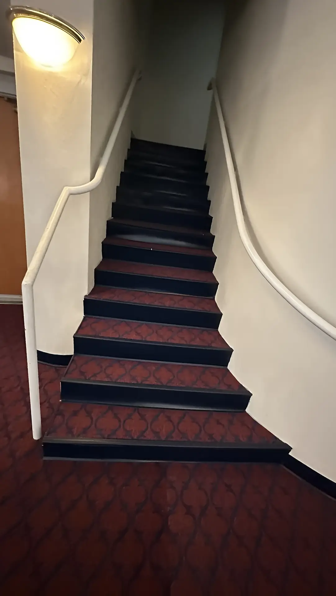 El piso de diseño subiendo por una escalera de entrada