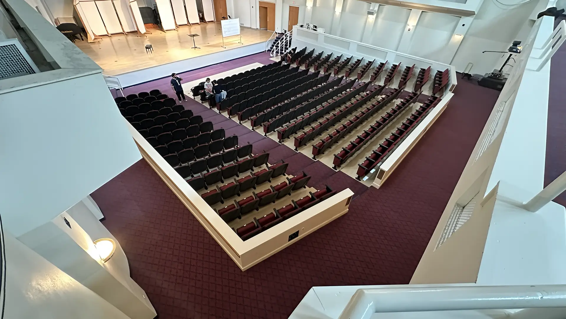 El auditorio y su piso nuevo desde el balcón lateral