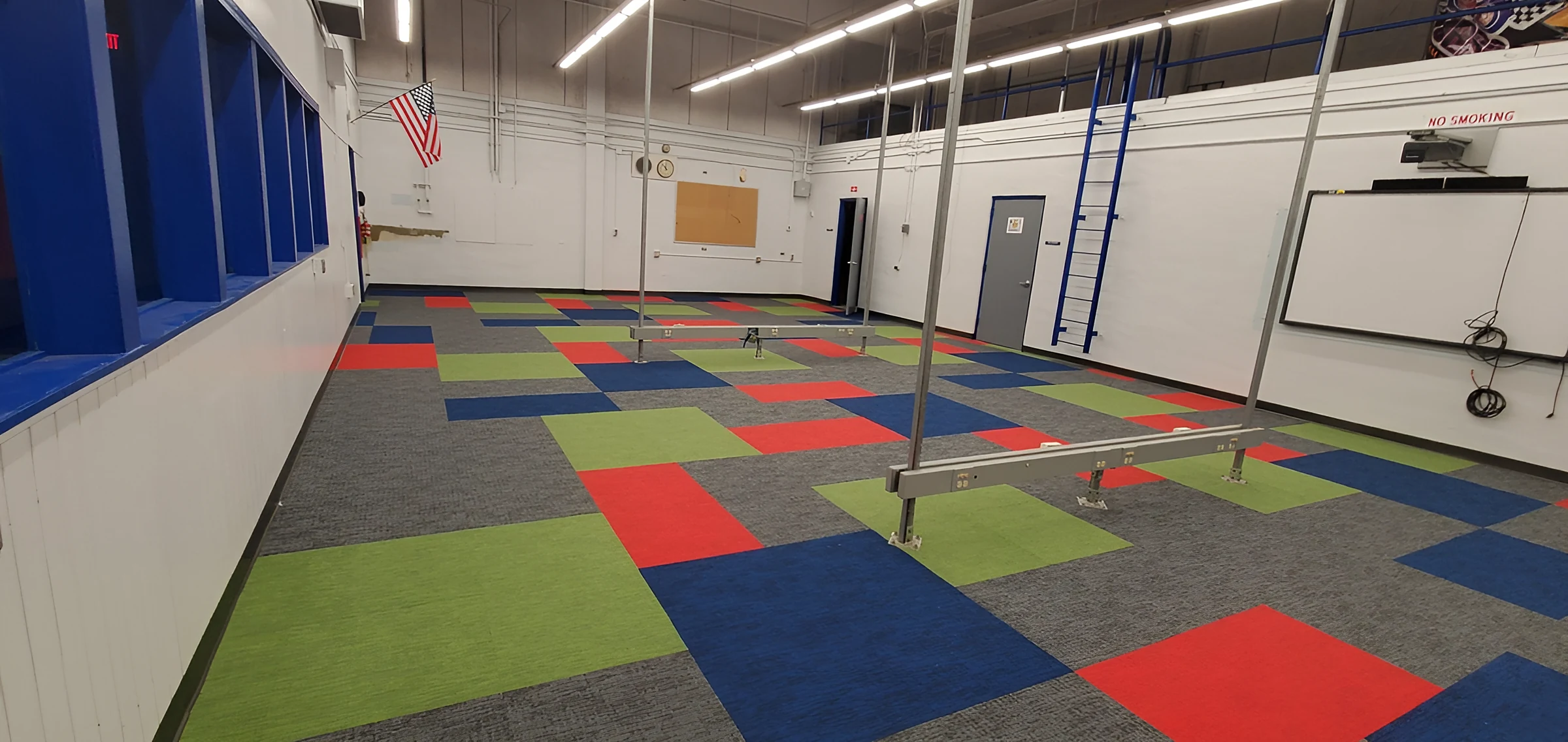Sala con un mosaico de alfombra roja, azul y verde