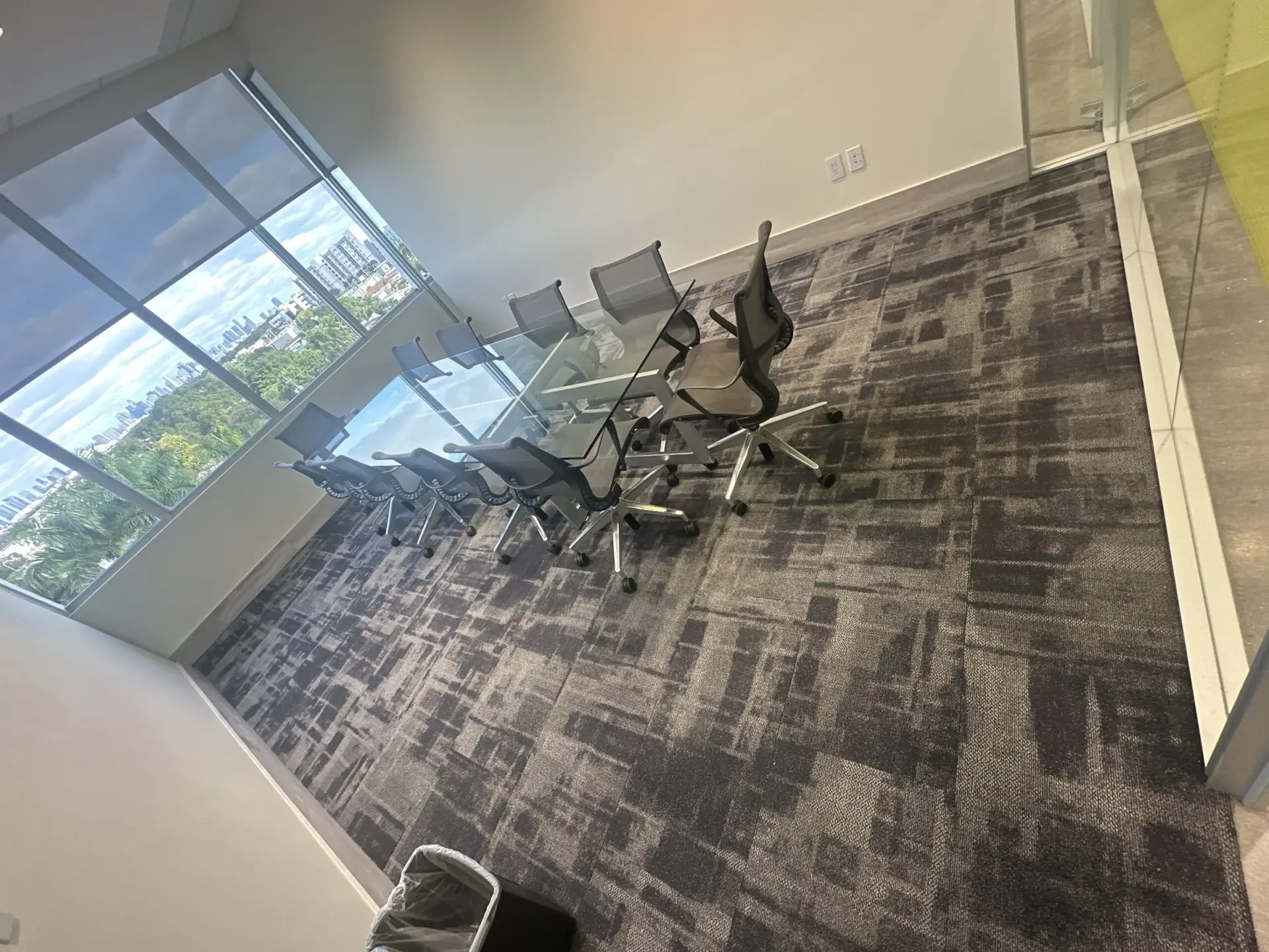 Una sala de reuniones sobre la alfombra nueva