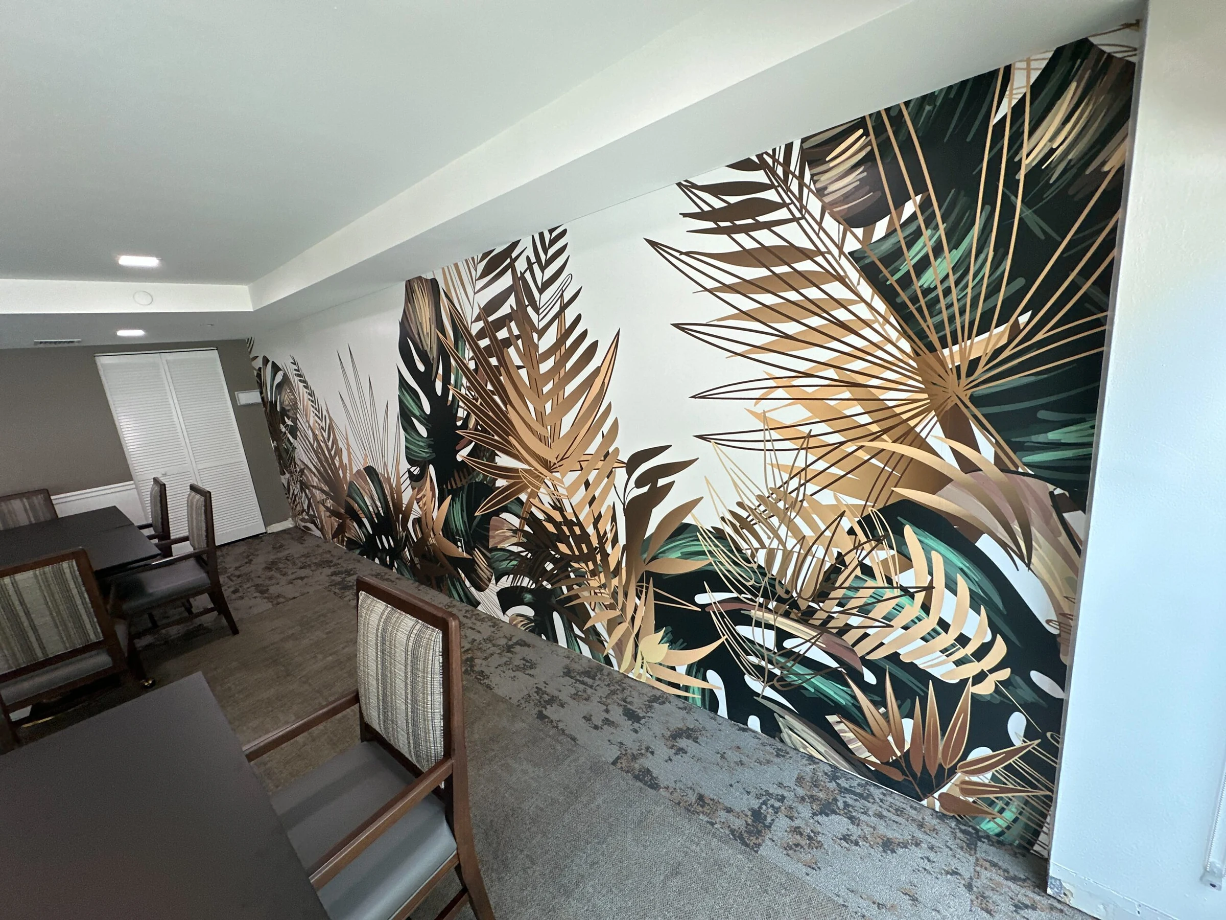Comedor con un mural tropical y alfombra nueva