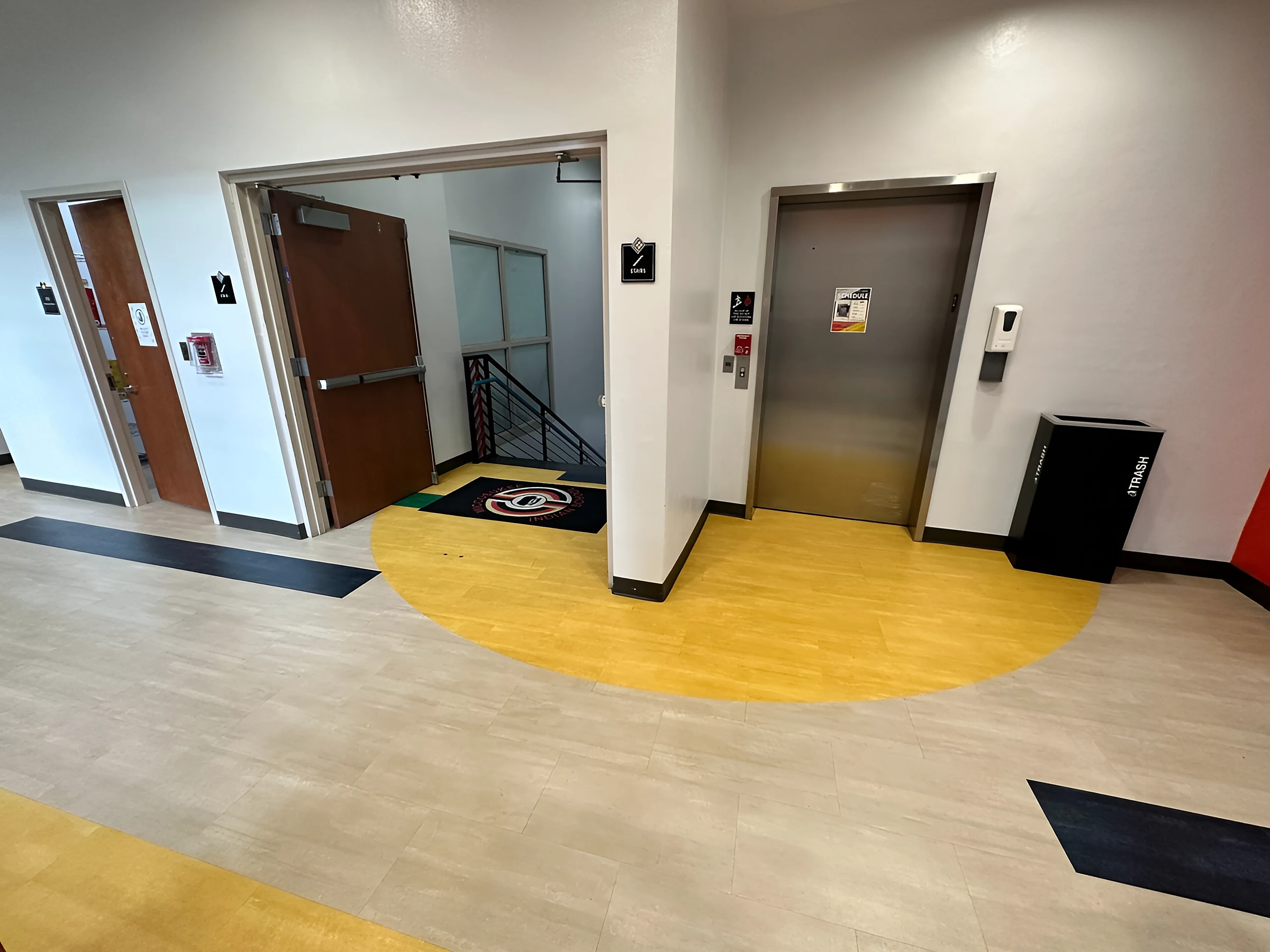 Un arco amarillo de vinil en el elevador del segundo piso de la Miccosukee Indian School