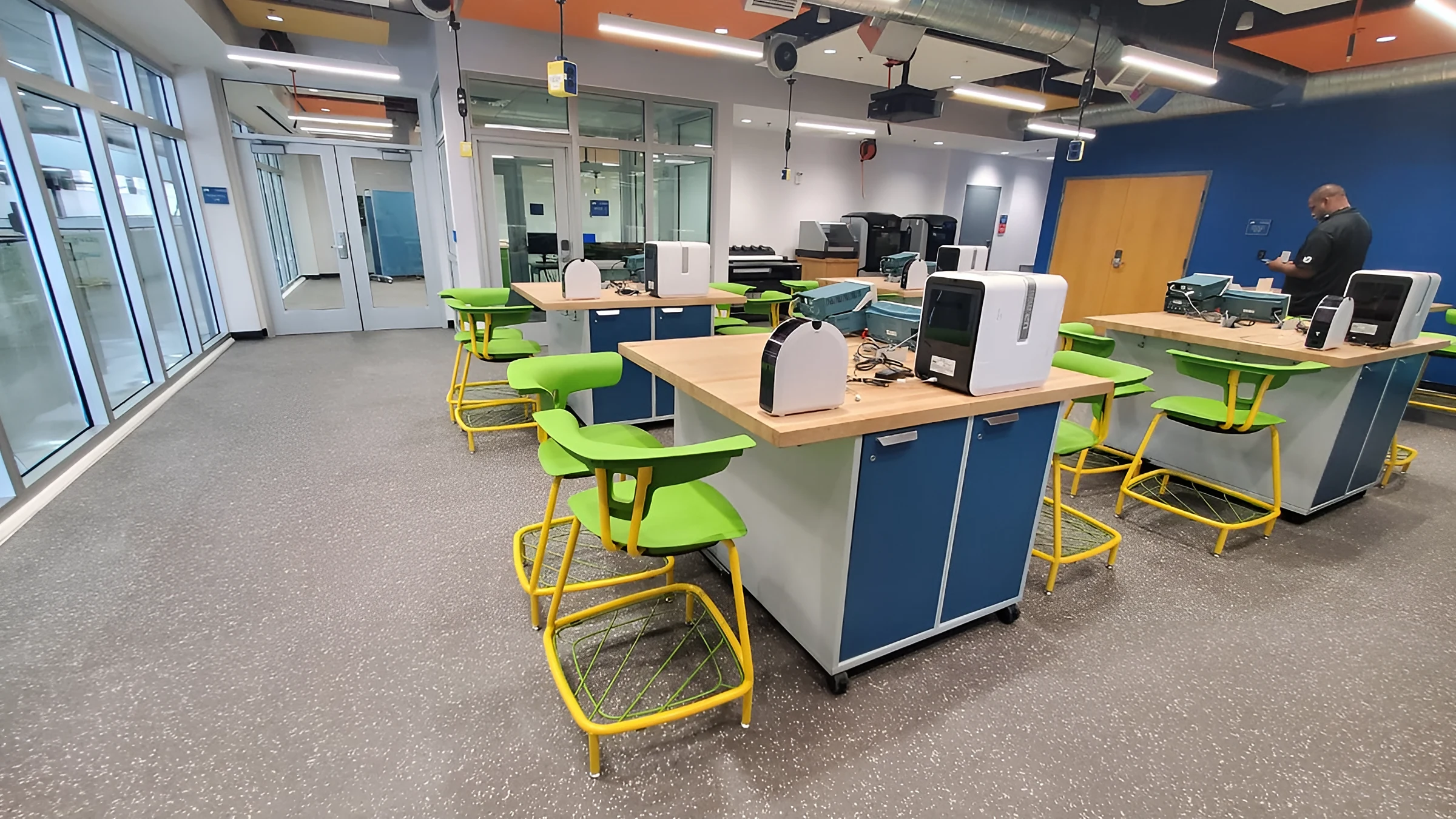 Escritorios de laboratorio bajo un techo de acento brillante