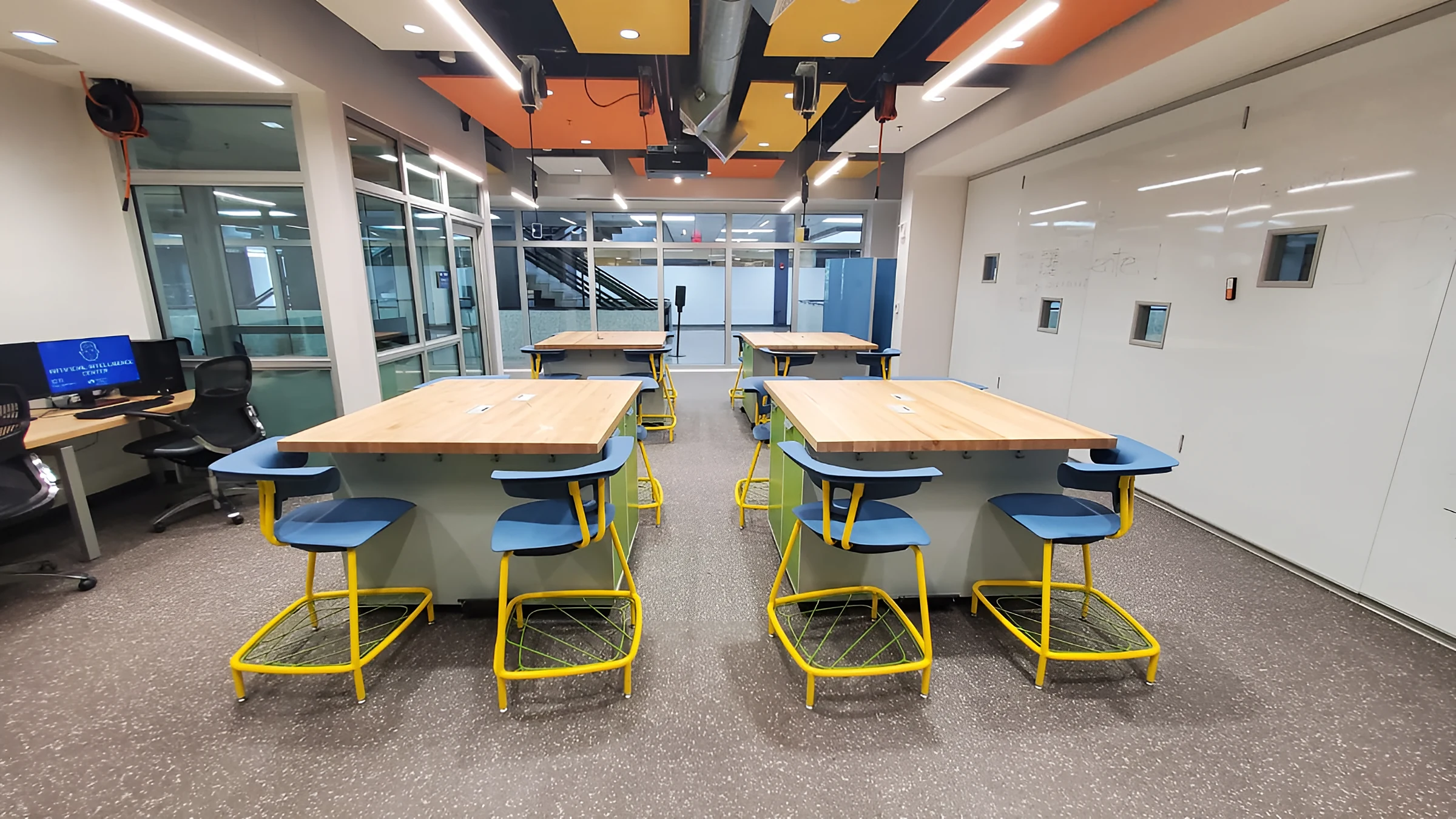 Mesas de trabajo en un laboratorio de colaboración
