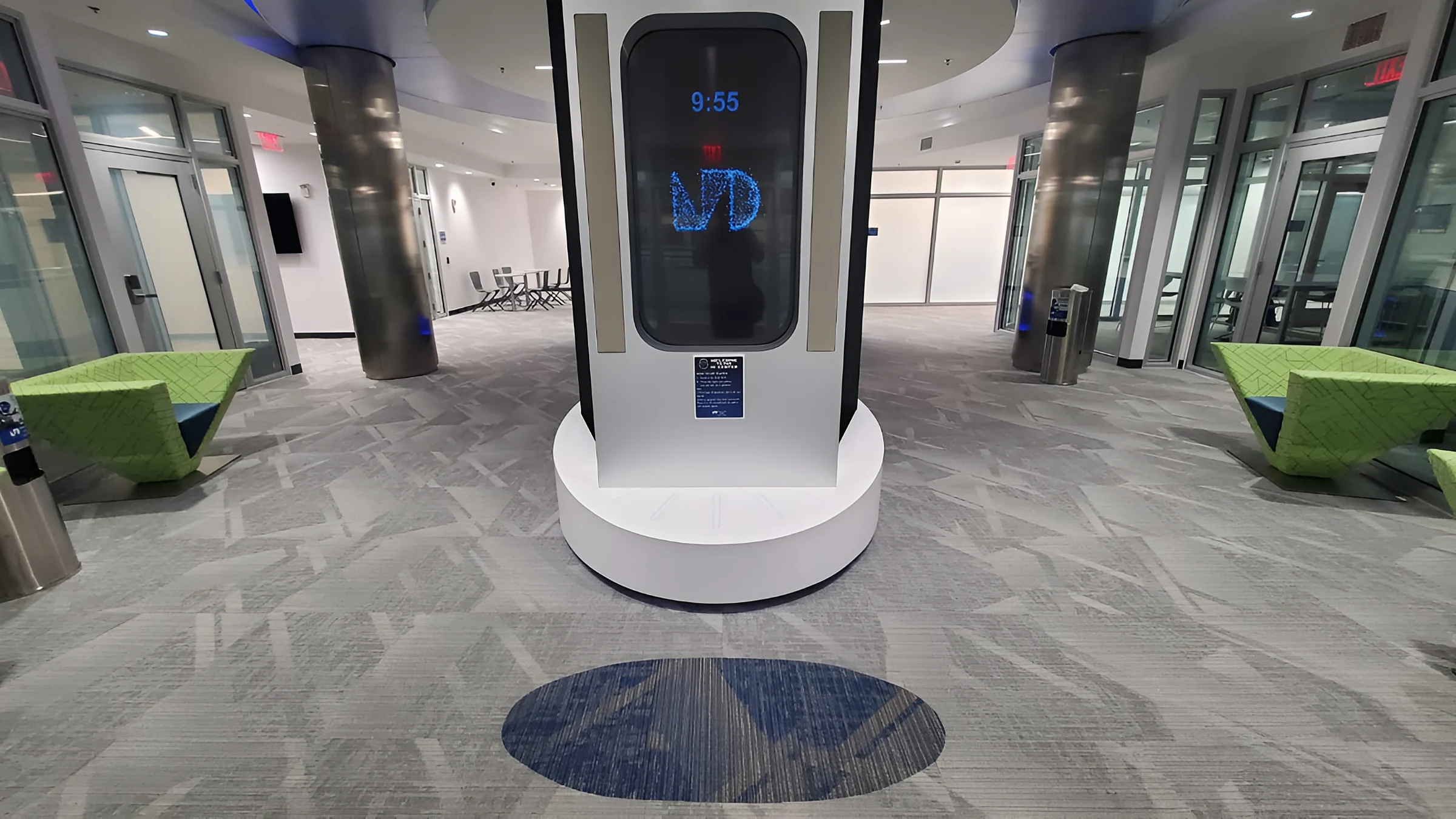 El vestíbulo, donde un robot recibe a los visitantes