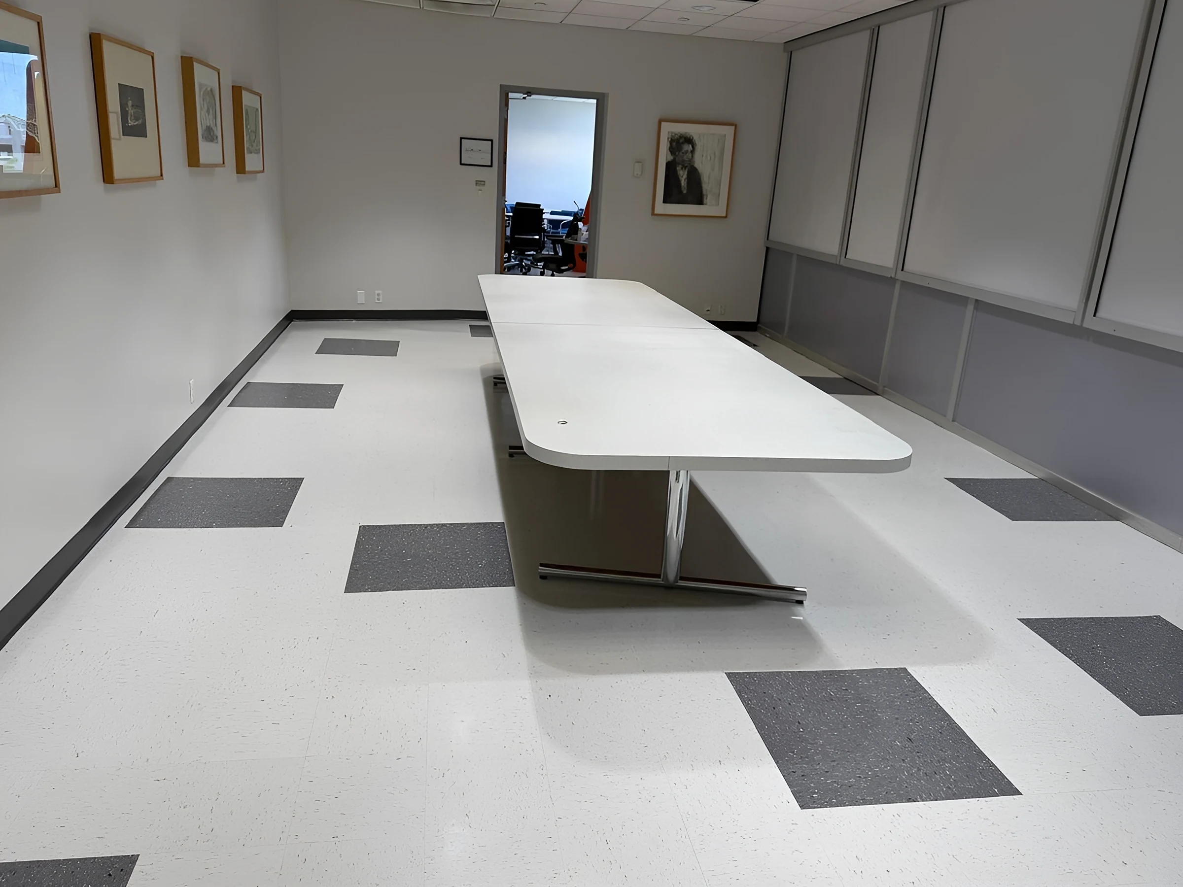 A seminar table centered on the pattern