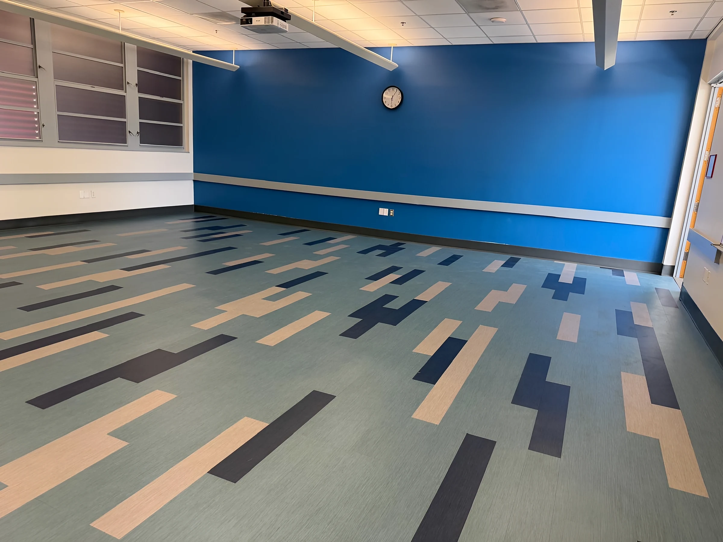 El diseño junto a una pared de acento azul
