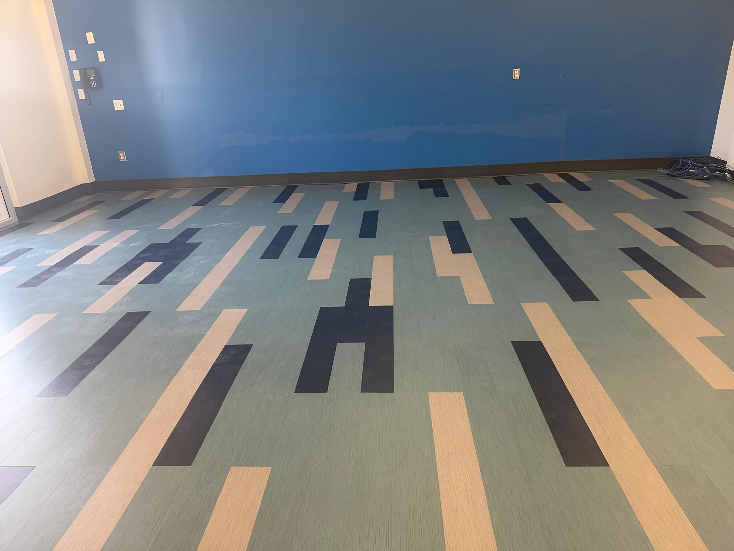 Aula con tablón azul estampado