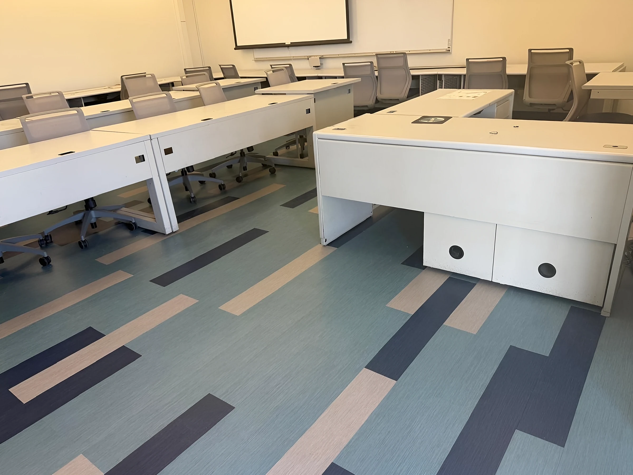 Una sala de seminarios con el piso nuevo