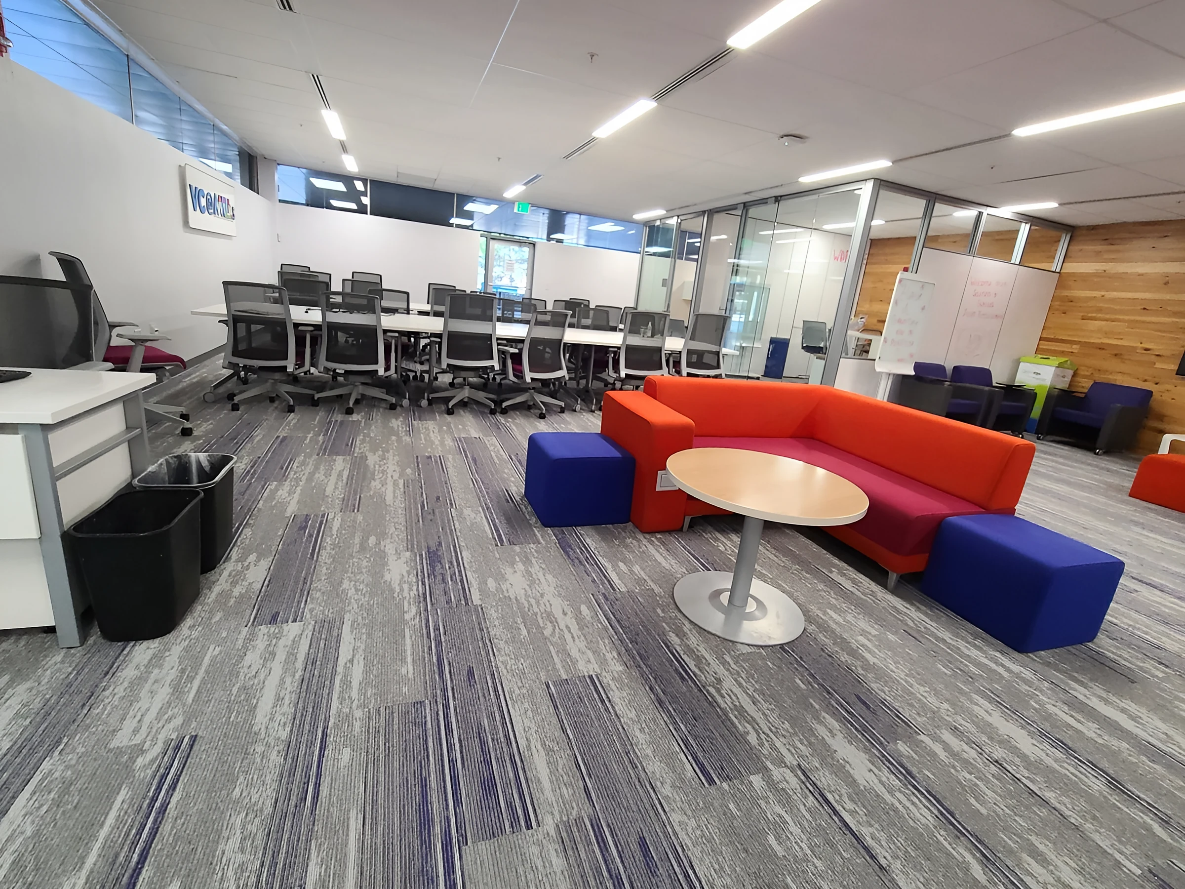 La sala de estar, con mesas de estudio y el área de computadoras al fondo