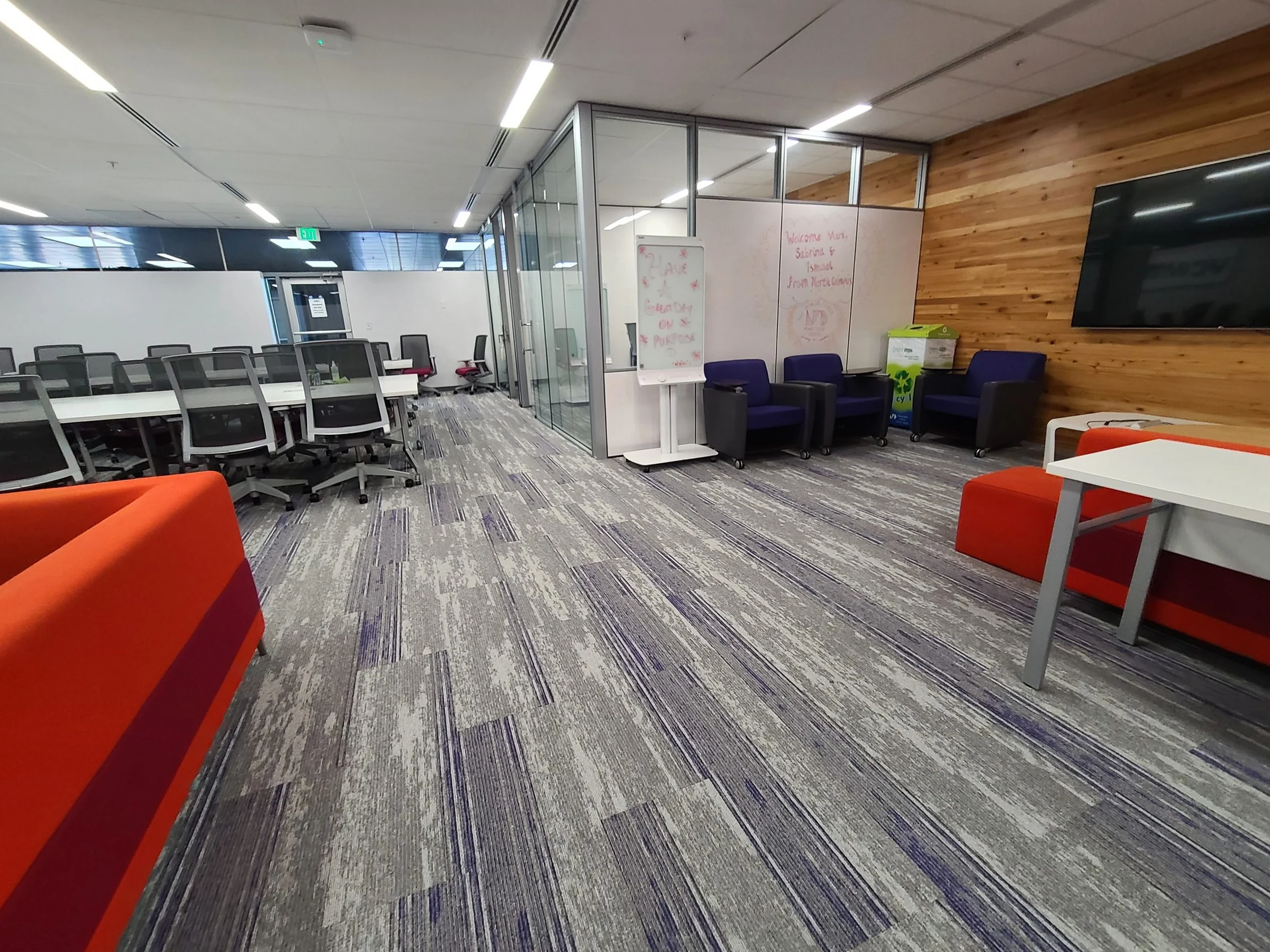 El área de estudio y las oficinas de vidrio