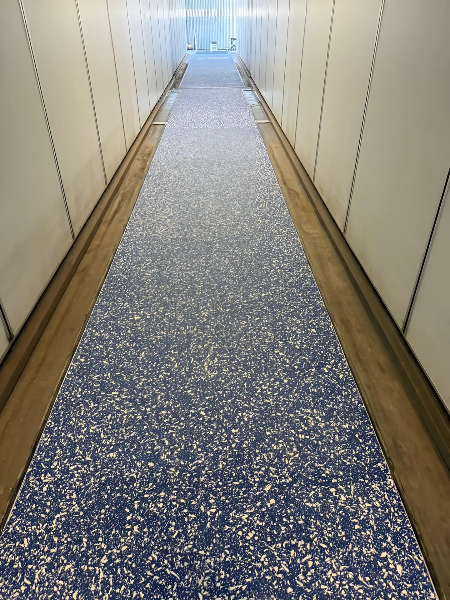 El piso azul moteado a lo largo del puente