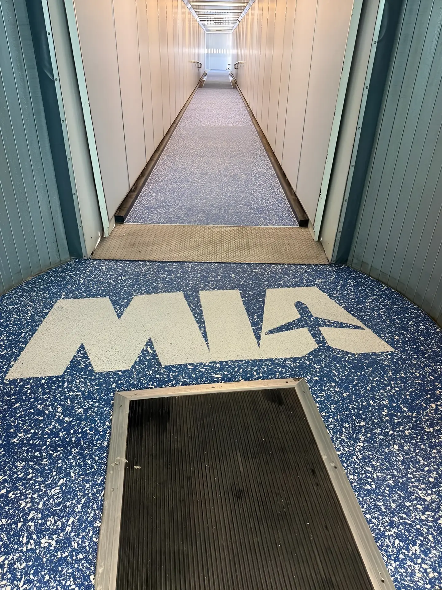 El logotipo de MIA en el extremo del avión