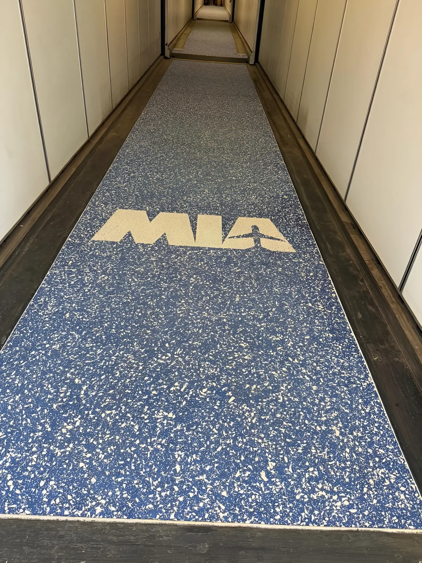 Piso de puente de abordaje con el logotipo de MIA
