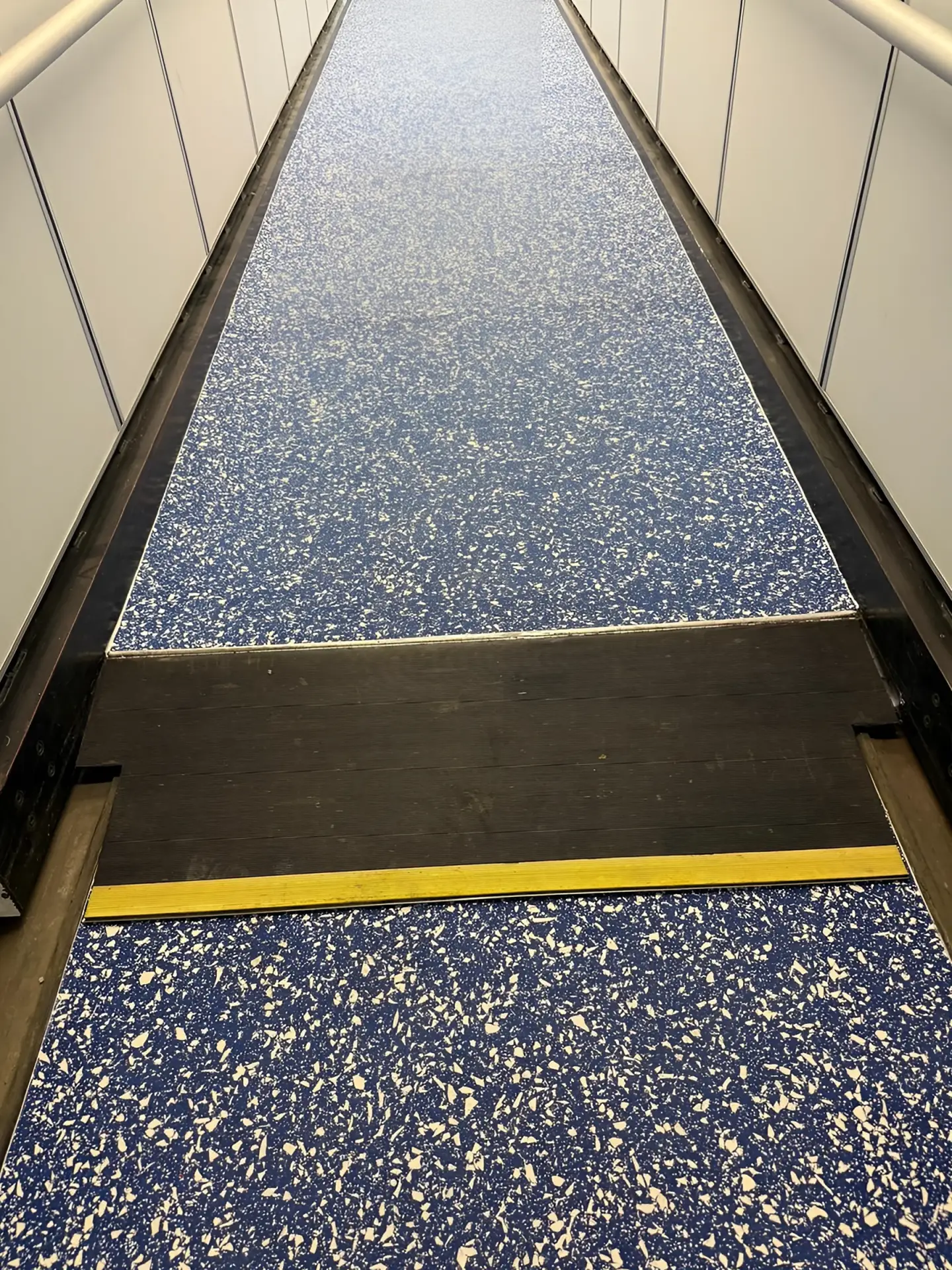 El piso en un umbral entre secciones del puente