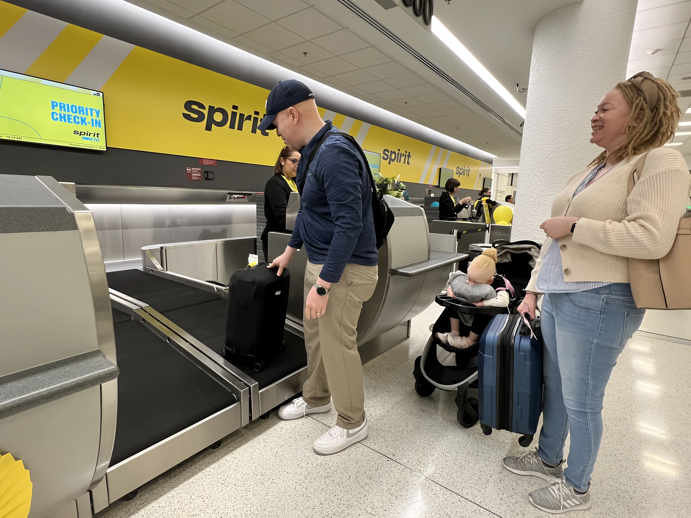 Pasajeros usando el nuevo autoservicio de entrega de equipaje en el área de check-in de la Central Terminal