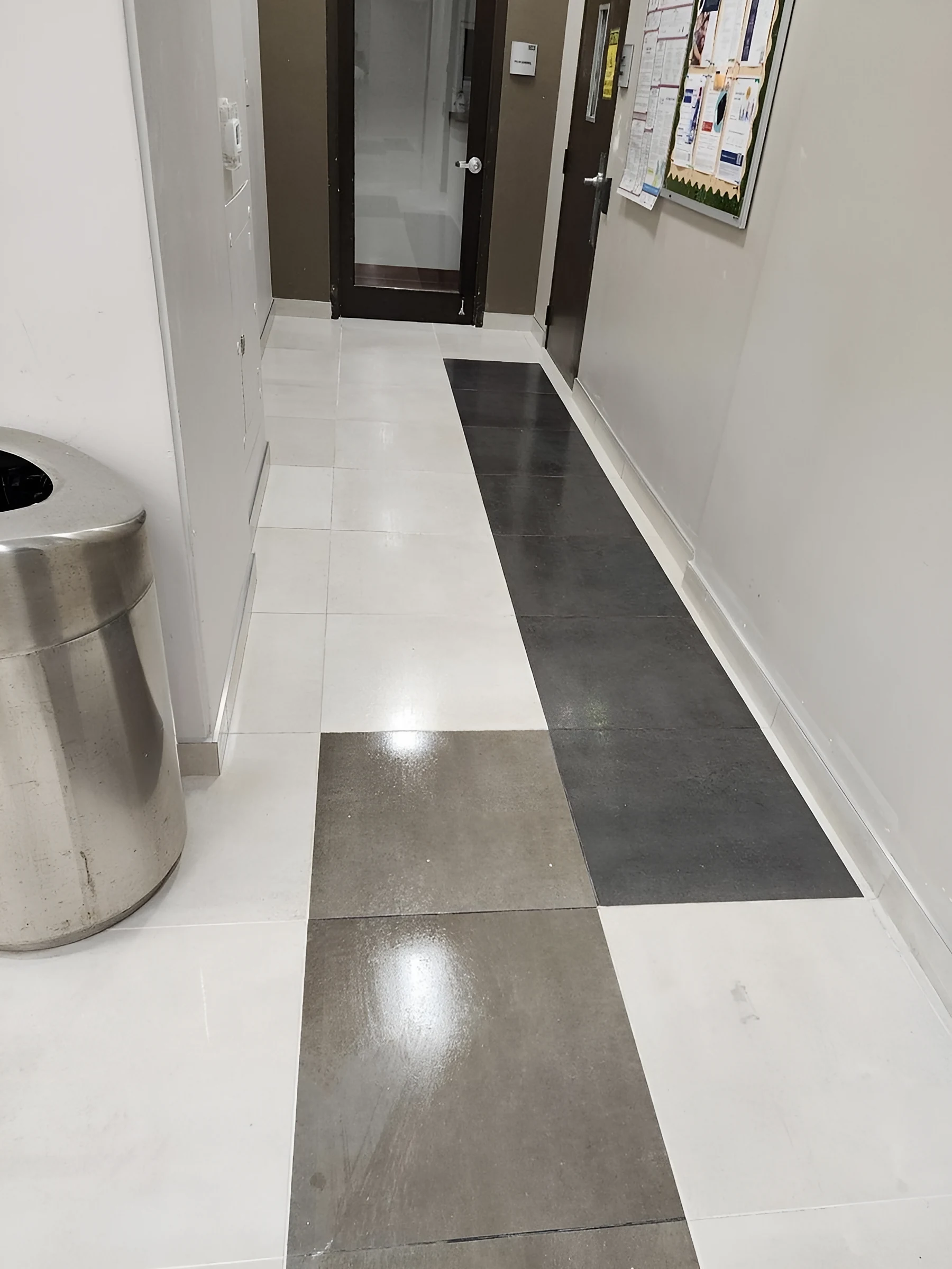 Un pasillo con piso de porcelanato en franjas